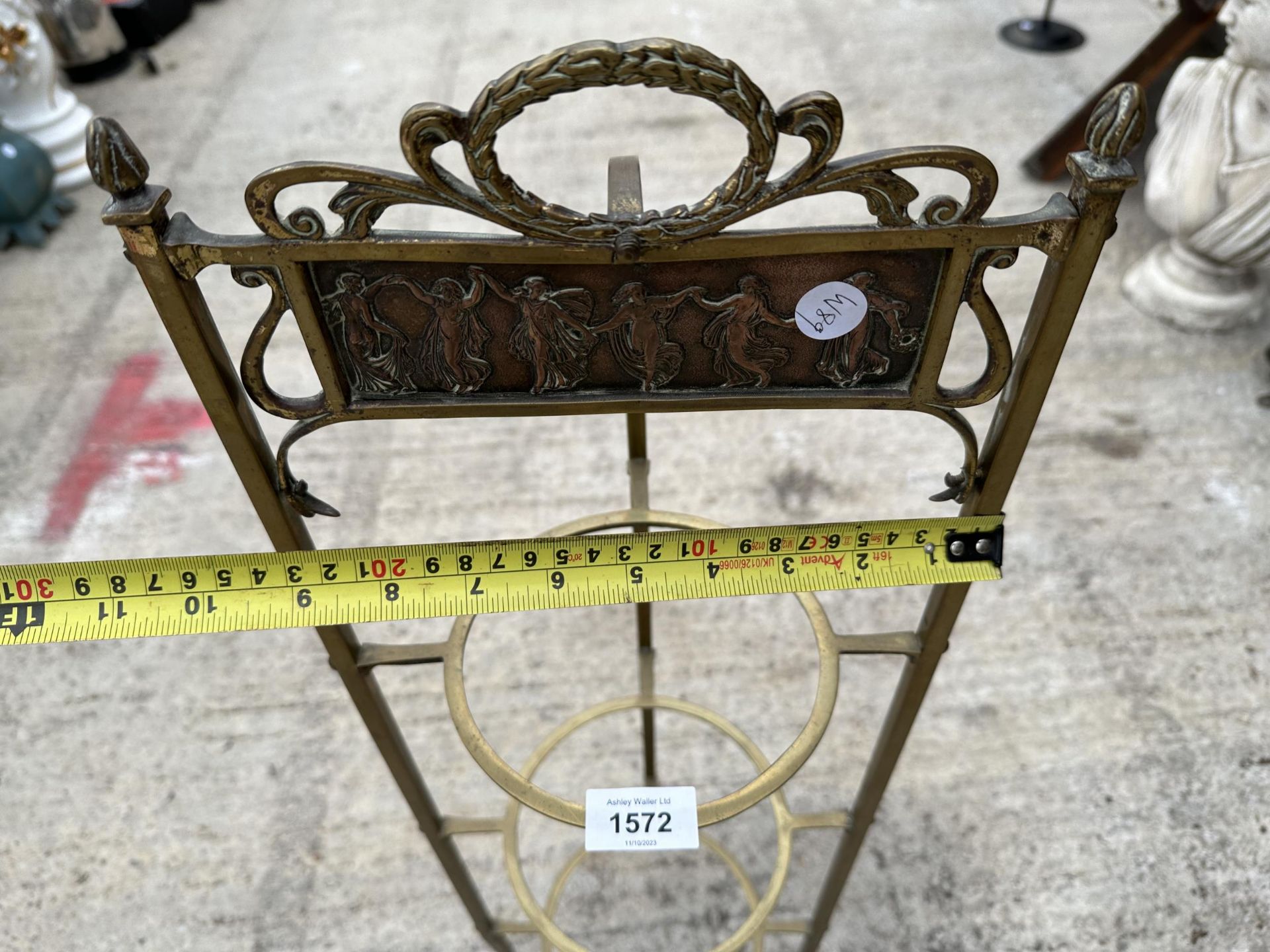 A VINTAGE BRASS THREE TIER PLANT STAND - Image 2 of 3