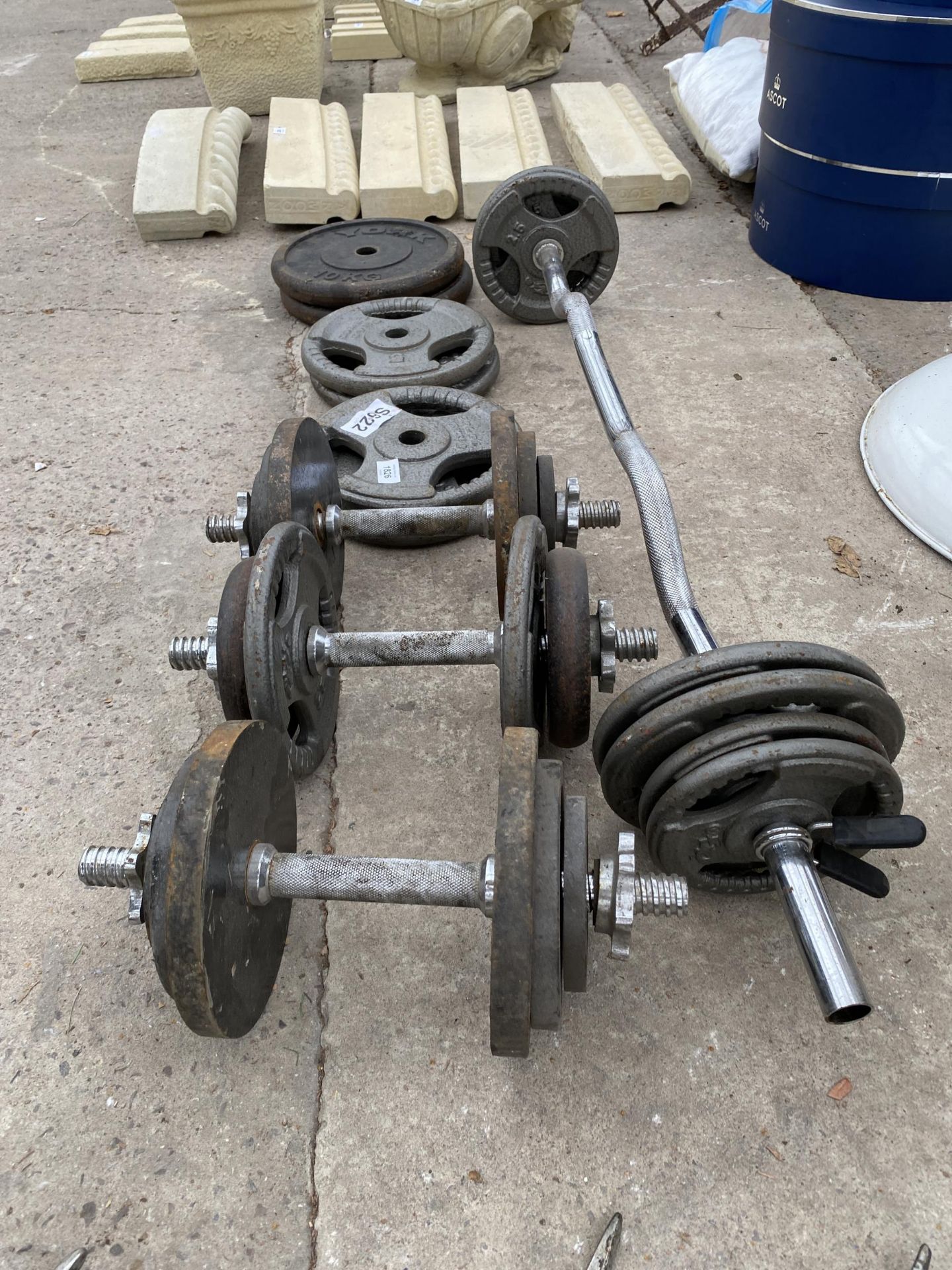 A WEIGHT LIFTING BAR, DUMB BELLS AND AN ASSORTMENT OF WEIGTHS - Image 2 of 2