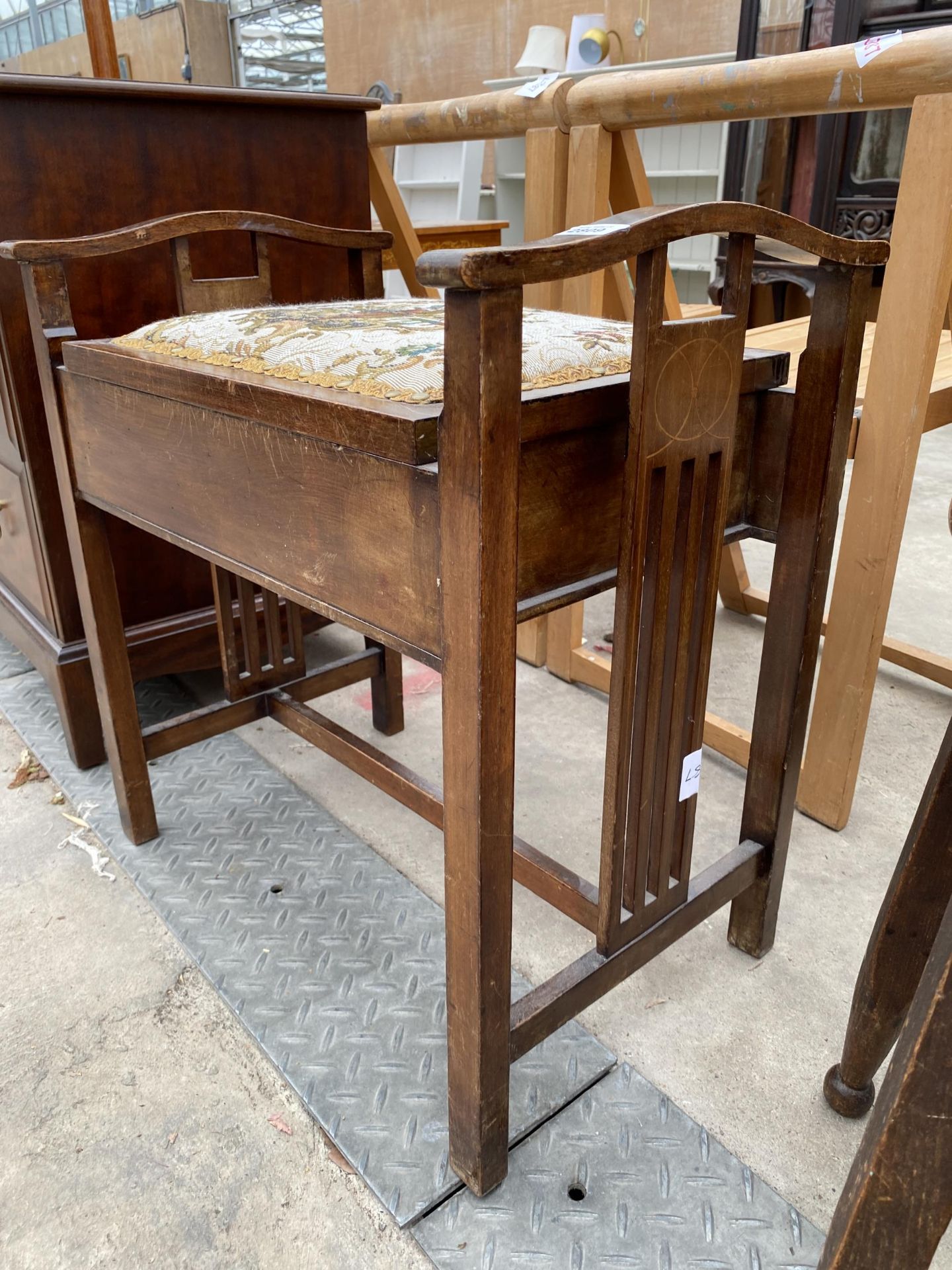 AN EDWARDIAN MAHOGANY AND INLAID PIANO STOOL WITH LIFT-UP LID - Image 2 of 3