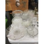 A MIXED COLLECTION OF VINTAGE CUT AND FURTHER GLASS ITEMS, BOWLS ETC