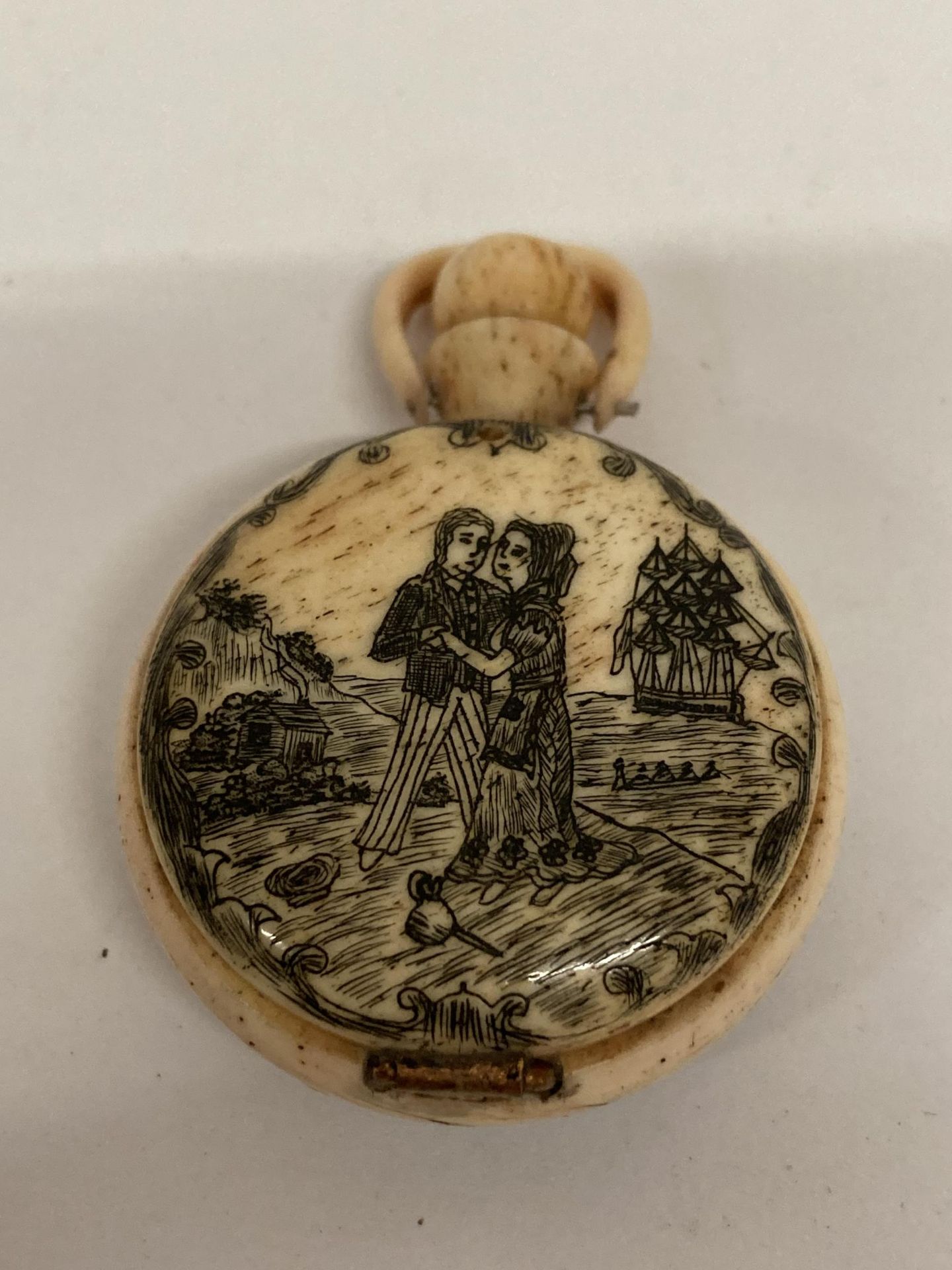 A BONE CARVED SWEET HEARTS COMPASS WITH BIRD AND FIGURES DESIGN - Bild 2 aus 3