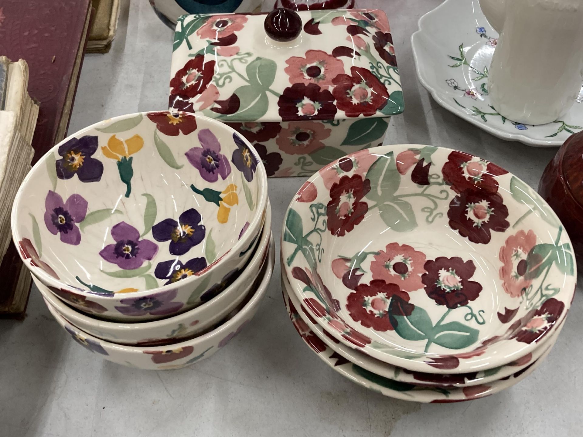 A COLLECTION OF EMMA BRIDGEWATER POTTERY TO INCLUDE A BUTTER DISH AND BOWLS IN A FLORAL PATTERN
