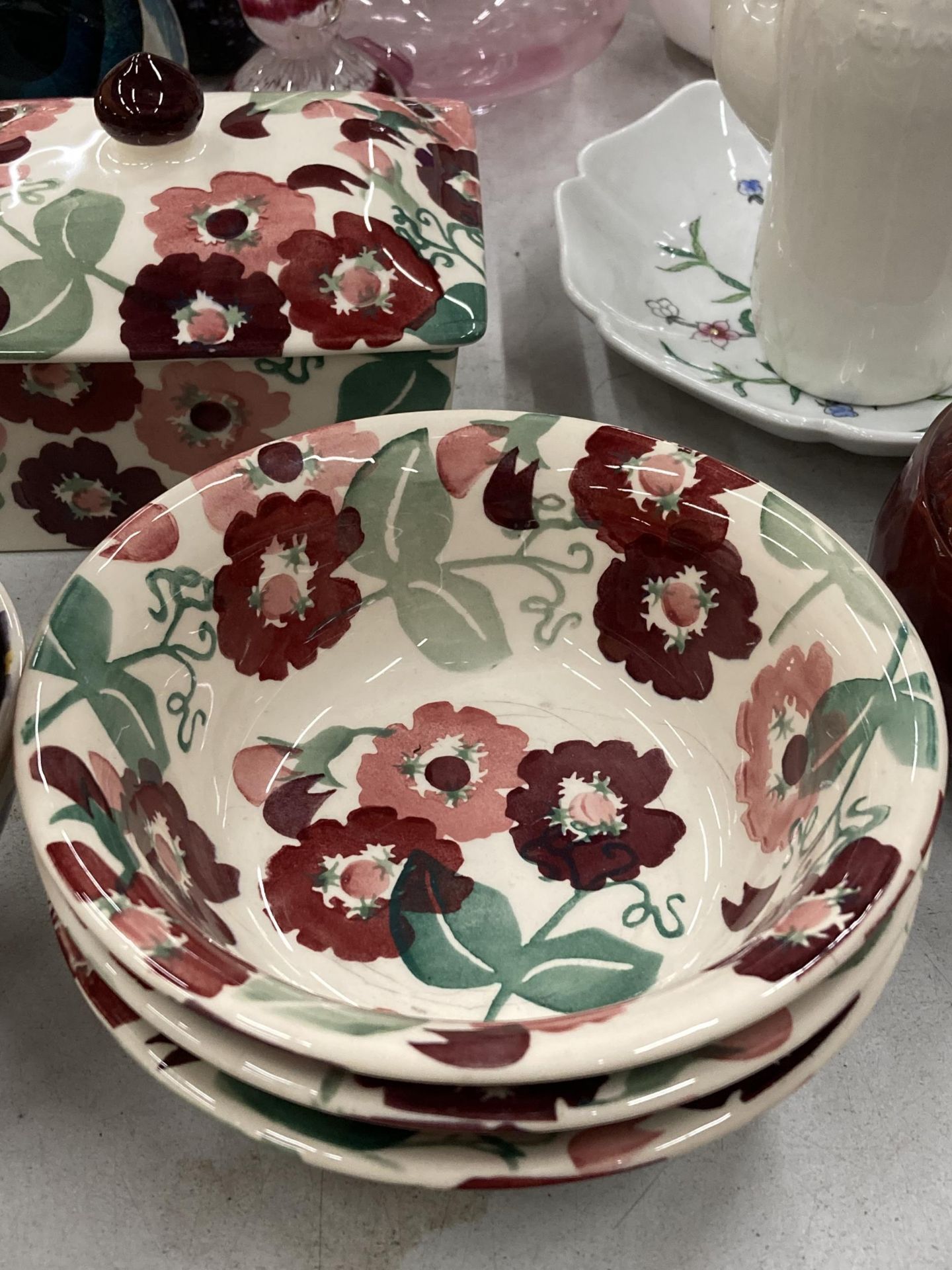A COLLECTION OF EMMA BRIDGEWATER POTTERY TO INCLUDE A BUTTER DISH AND BOWLS IN A FLORAL PATTERN - Bild 2 aus 5