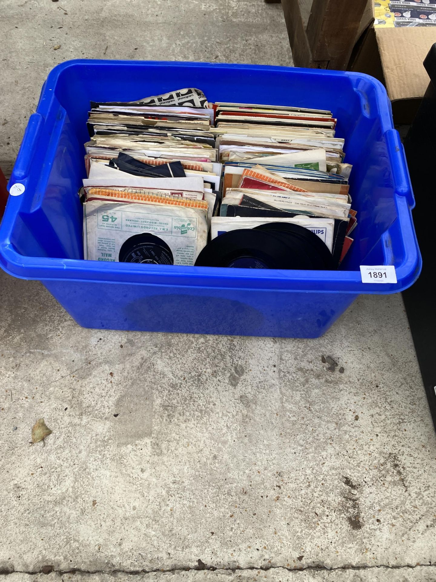 A LARGE ASSORTMENT OF 7" SINGLES