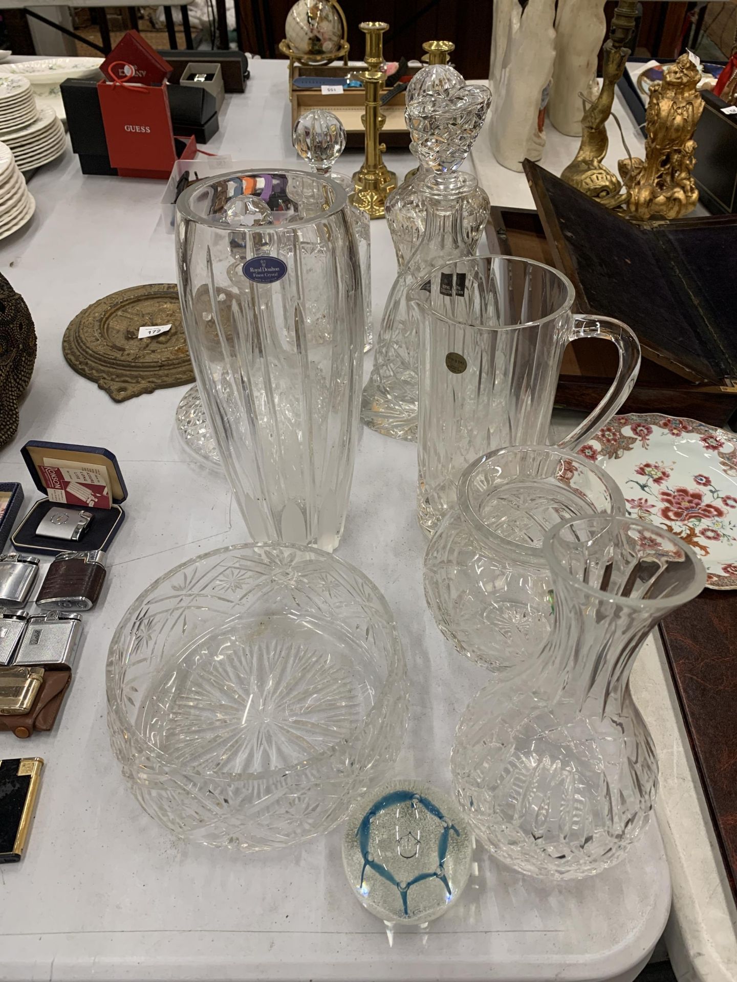 A LARGE COLLECTION OF GLASSWARE TO INCLUDE ROYAL DOULTON DECANTERS AND VASES