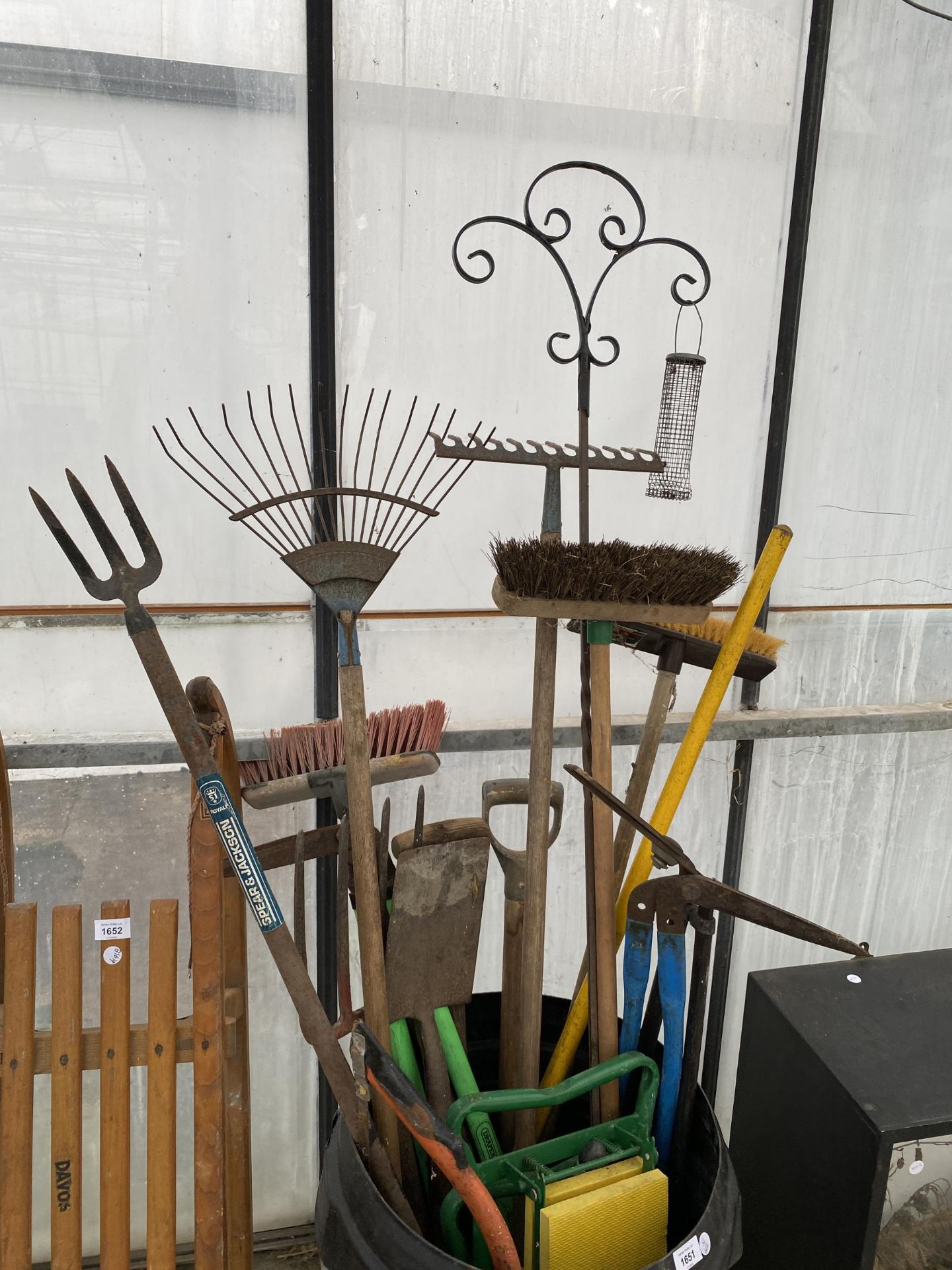 A DUSTBIN CONTAINING AN ASSORTMENT OF GARDEN TOOLS TO INCLUDE FORK, SPADE, RAKES AND BRUSHES ETC - Image 2 of 2