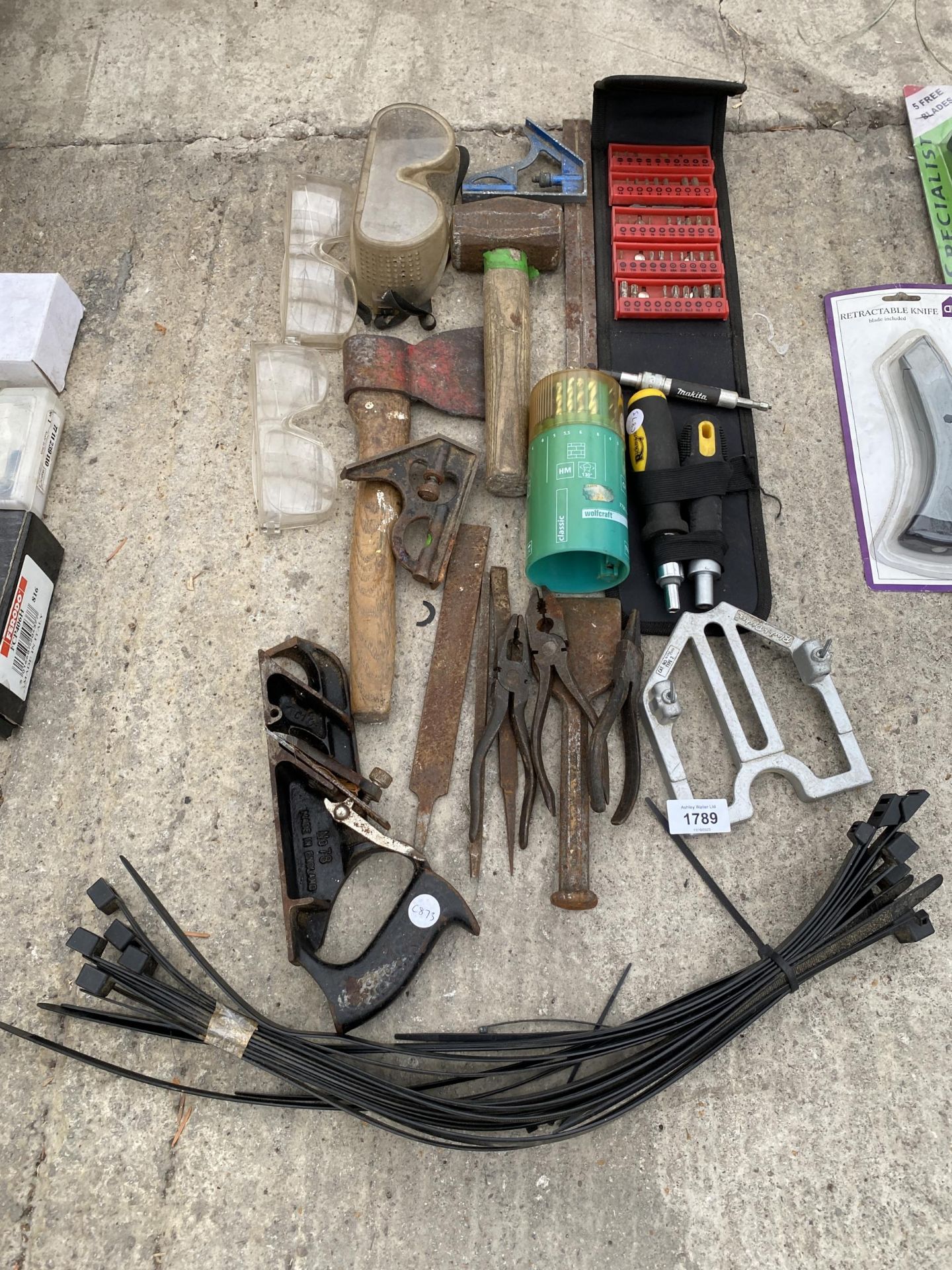 AN ASSORTMENT OF TOOLS TO INCLUDE PLIERS, AN AXE AND A WOOD PLANE ETC