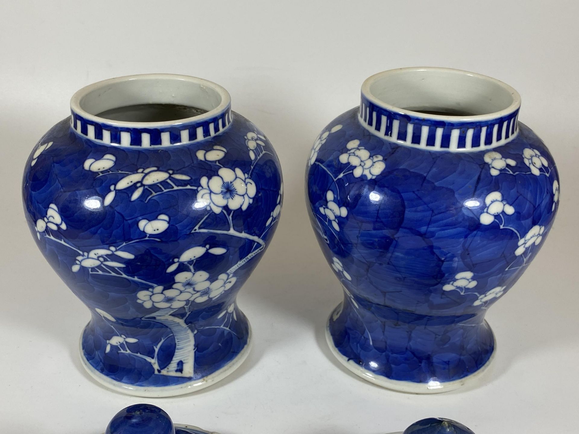 A PAIR OF 19TH/20TH CENTURY CHINESE BLUE AND WHITE PRUNUS BLOSSOM PATTERN PORCELAIN LIDDED TEMPLE - Image 7 of 11