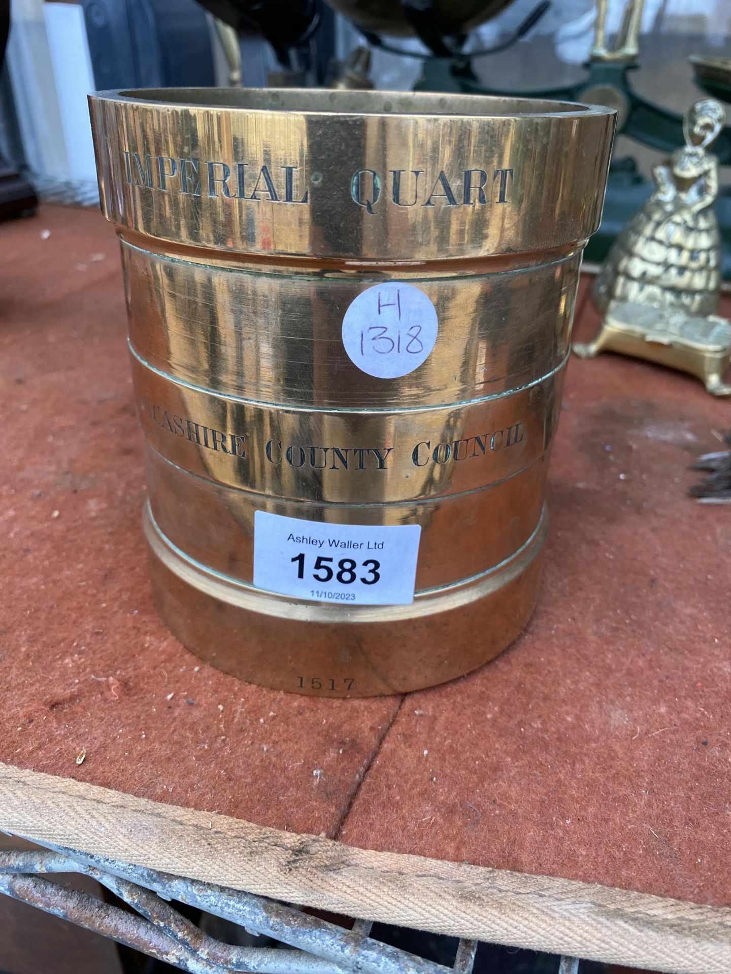 A VINTAGE BRASS IMPERIAL QUART 'LANCASHIRE COUNTY COUNCIL' MEASURING CUP