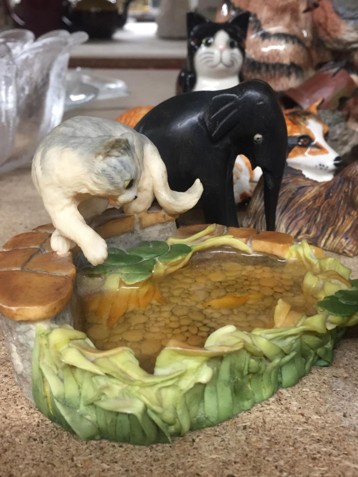 A LARGE COLLECTION OF ANIMAL FIGURES, MAINLY CATS - Bild 2 aus 5
