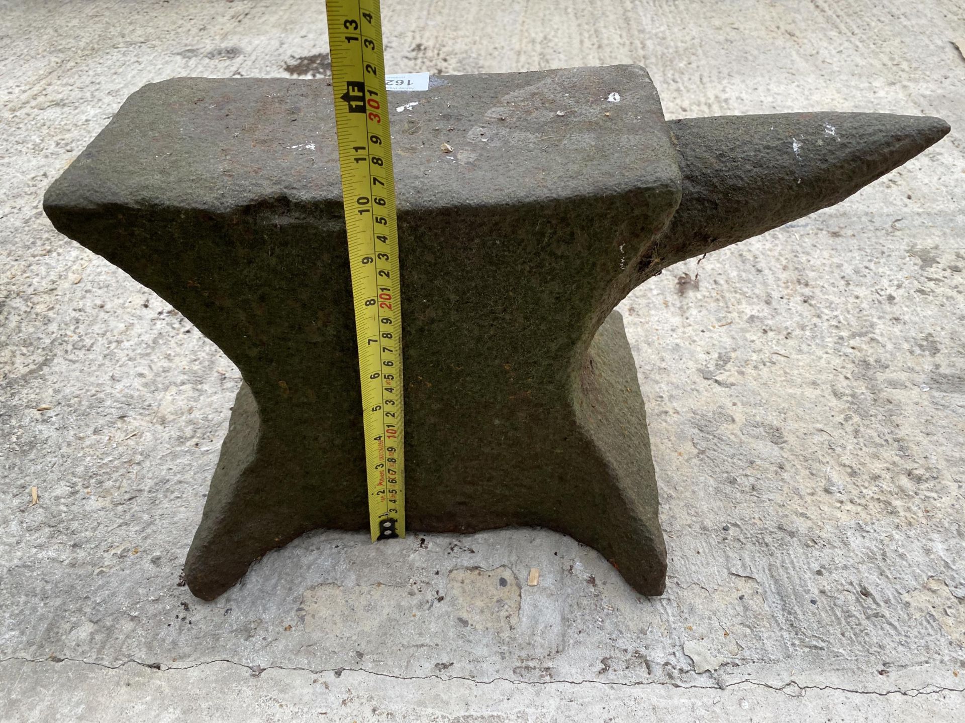 A VINTAGE CAST IRON BLACKSMITHS ANVIL (L:44CM H:26CM) - Image 2 of 4