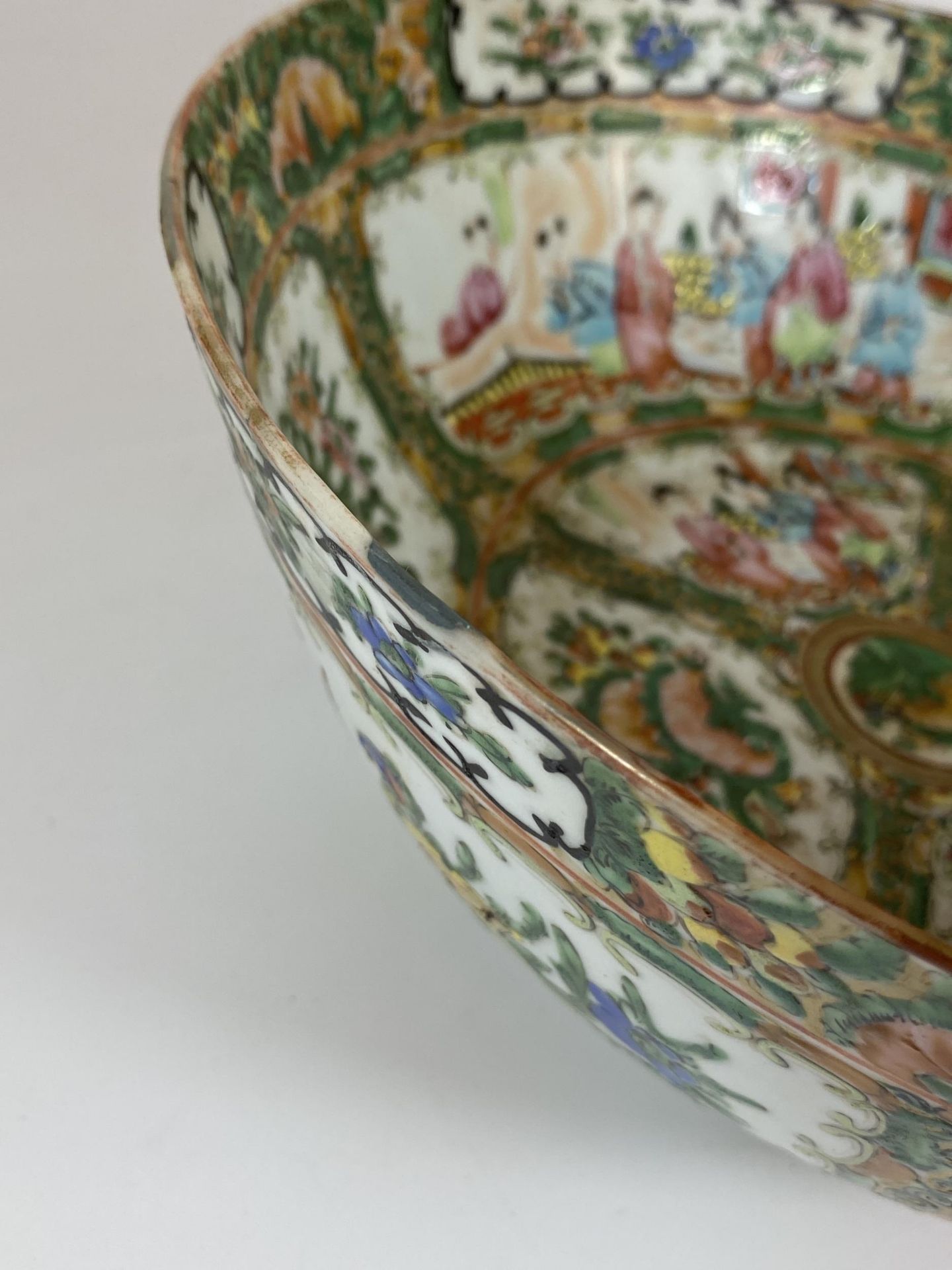 A 19TH CENTURY CHINESE CANTON FAMILLE ROSE MEDALLION PUNCH / FRUIT BOWL WITH FIGURES, BIRDS AND - Image 5 of 9