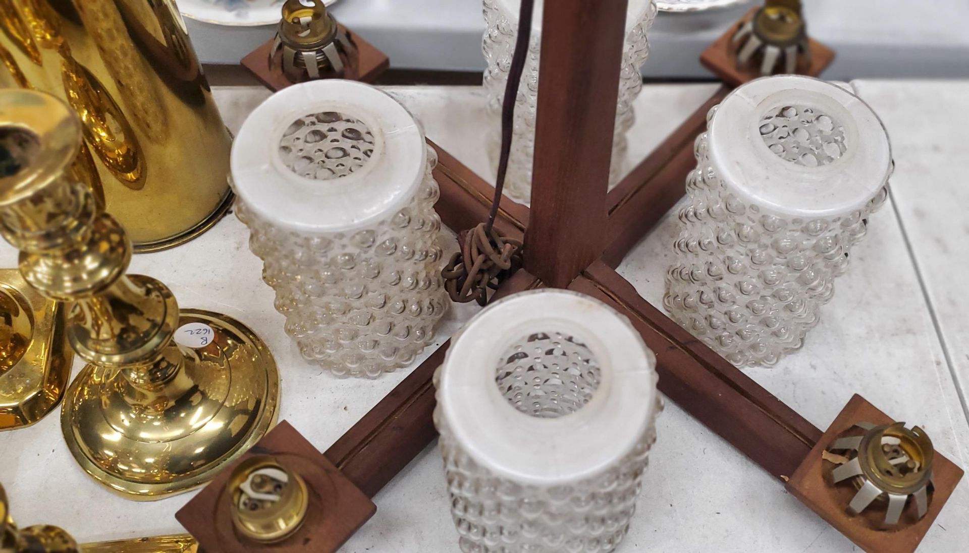 A MIXED LOT OF BRASS CANDLESTICKS, SHELL CASE AND VINTAGE LIGHT - Image 3 of 3