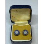 A PAIR OF WEDGWOOD JASPERWARE BLUE STONE EARRINGS WITH DAISY DESIGN IN ORIGINAL PRESENTATION BOX