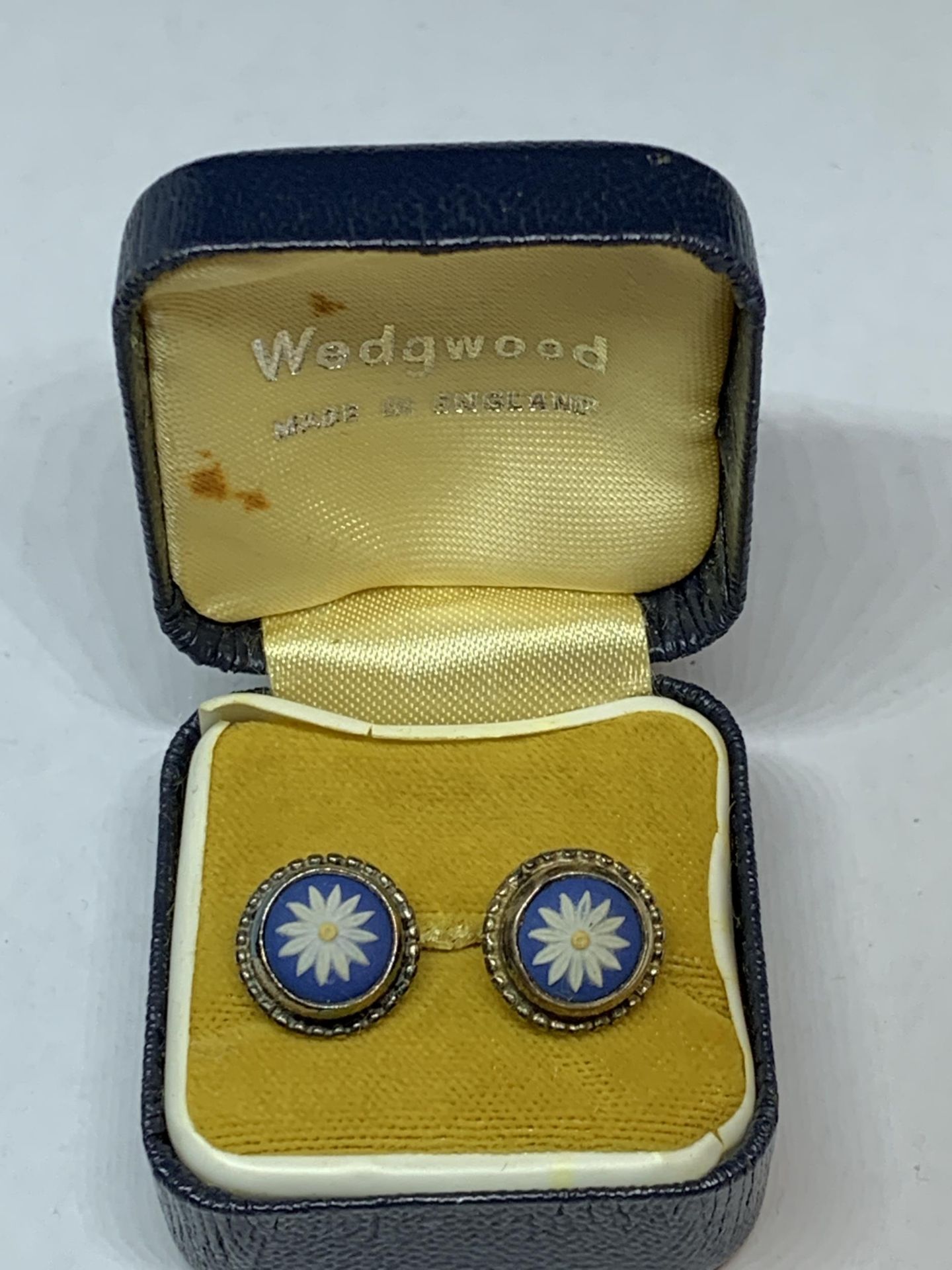 A PAIR OF WEDGWOOD JASPERWARE BLUE STONE EARRINGS WITH DAISY DESIGN IN ORIGINAL PRESENTATION BOX