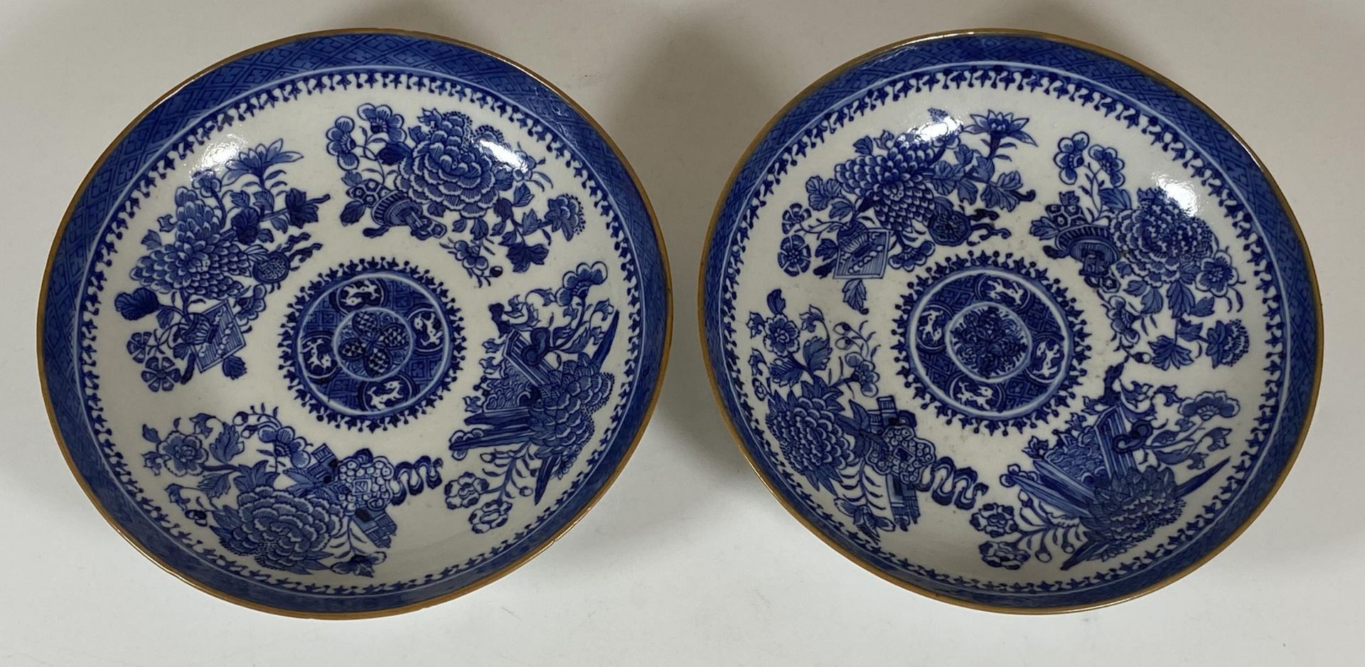 A PAIR OF 19TH CENTURY CHINESE BLUE AND WHITE PORCELAIN DISHES, DIAMETER 16CM