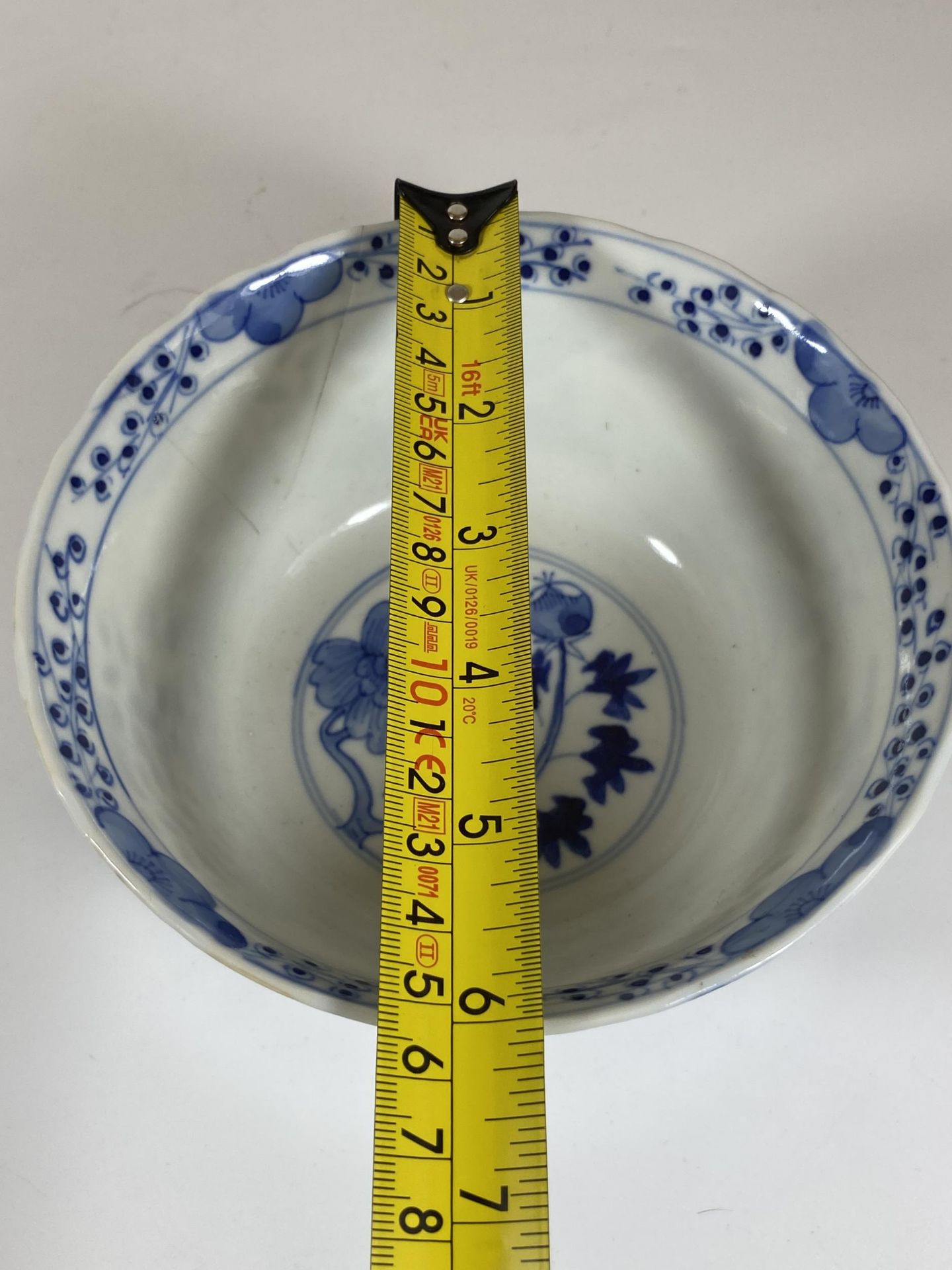 A 19TH CENTURY CHINESE KANGXI REVIVAL BLUE AND WHITE PORCELAIN BOWL, FOUR CHARACTER, DOUBLE RING - Bild 7 aus 8