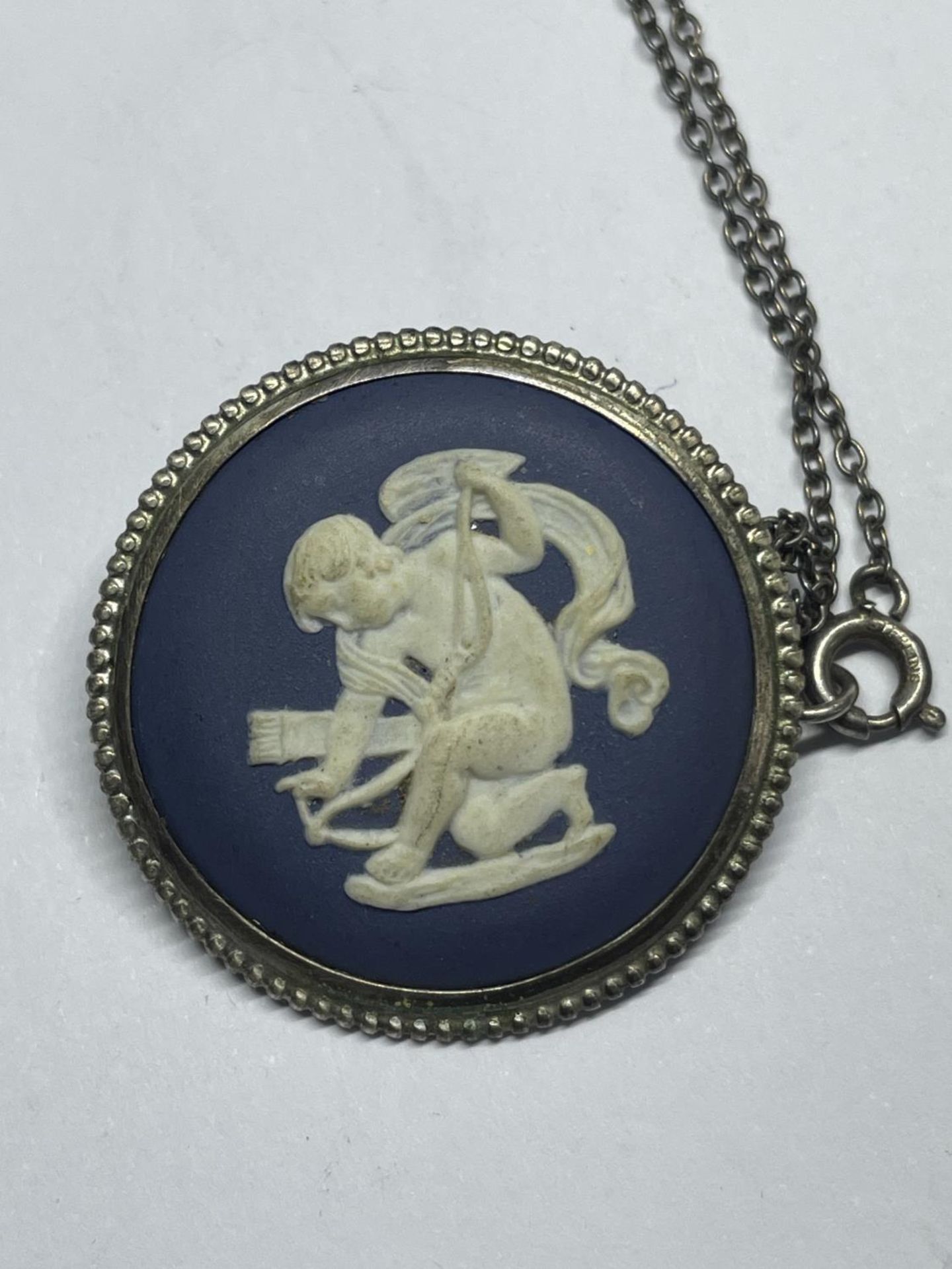 TWO WEDGWOOD JASPERWARE ITEMS TO INCLUDE A BLUE BROOCH AND A NECKLACE WITH GREEN PENDANT - Image 3 of 3
