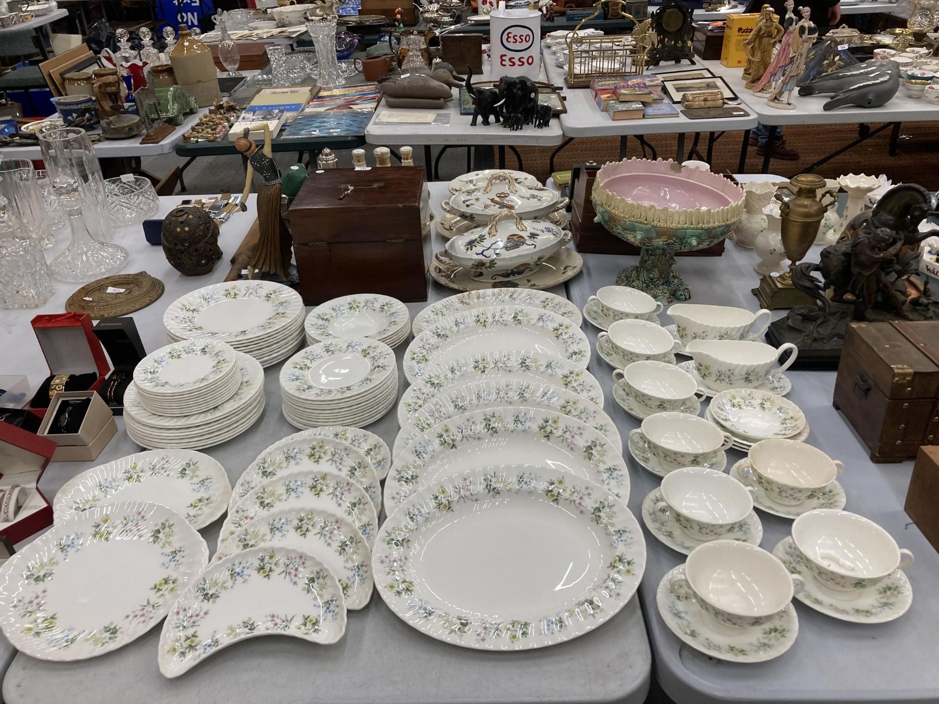 A VERY LARGE QUANTITY OF MINTON 'SPRING VALLEY' DINNERWARE TO INCLUDE VARIOUS SIZES OF PLATES,