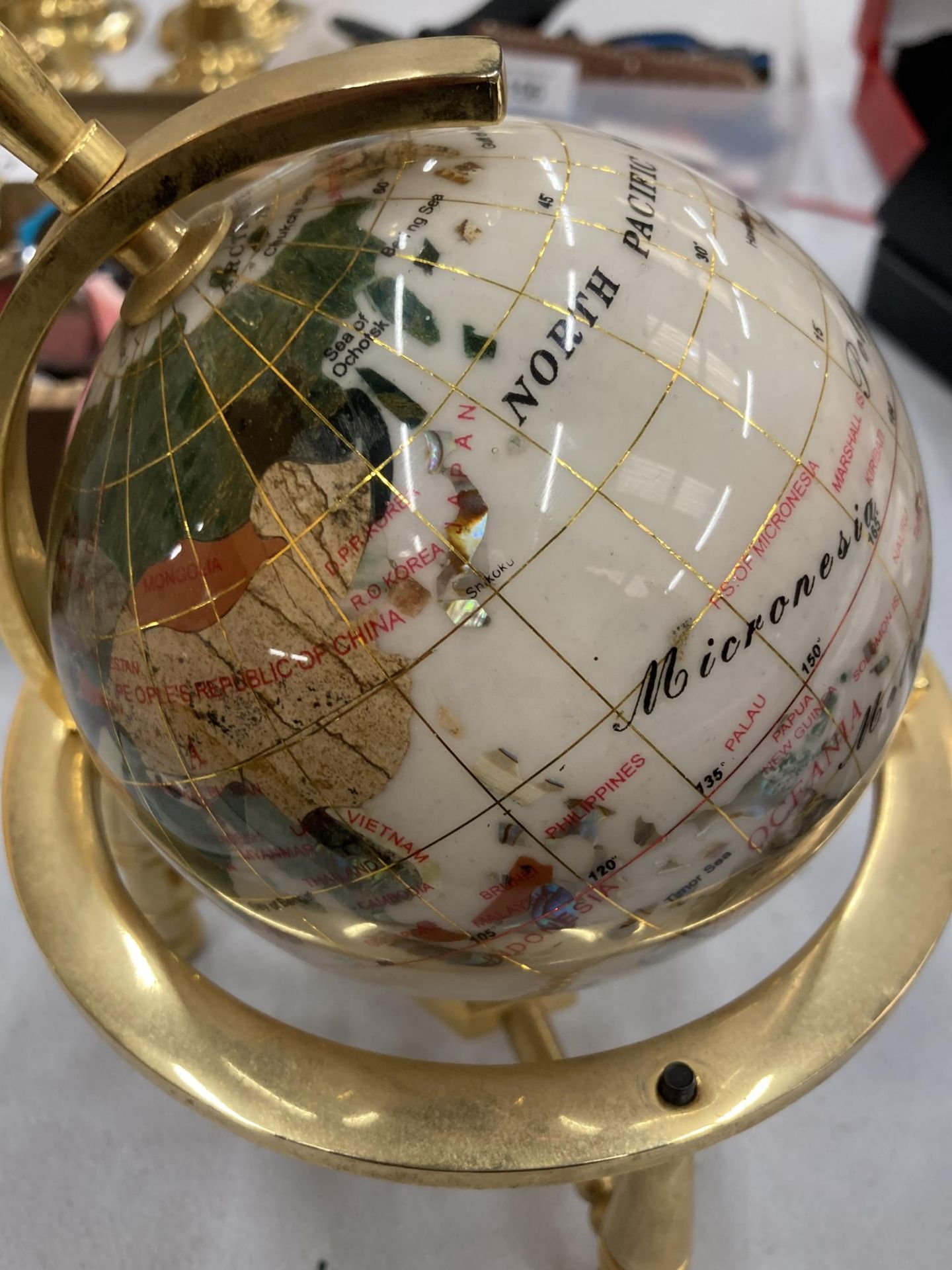 A SMALL GEMSTONE GLOBE, HEIGHT 18CM - Image 3 of 3