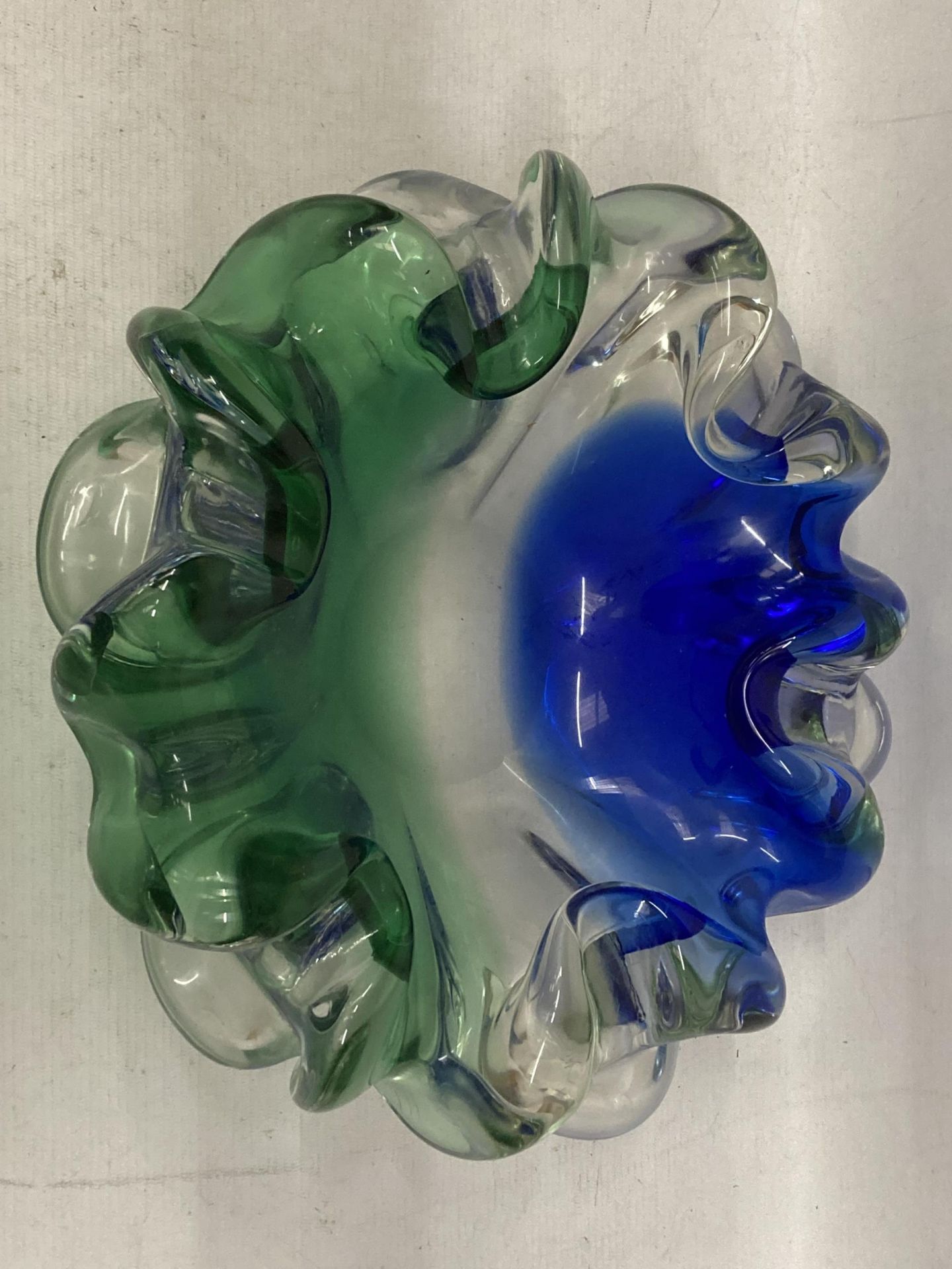 AN ITALIAN BLUE AND GREEN ART GLASS BOWL, POSSIBLY MURANO - Image 4 of 5