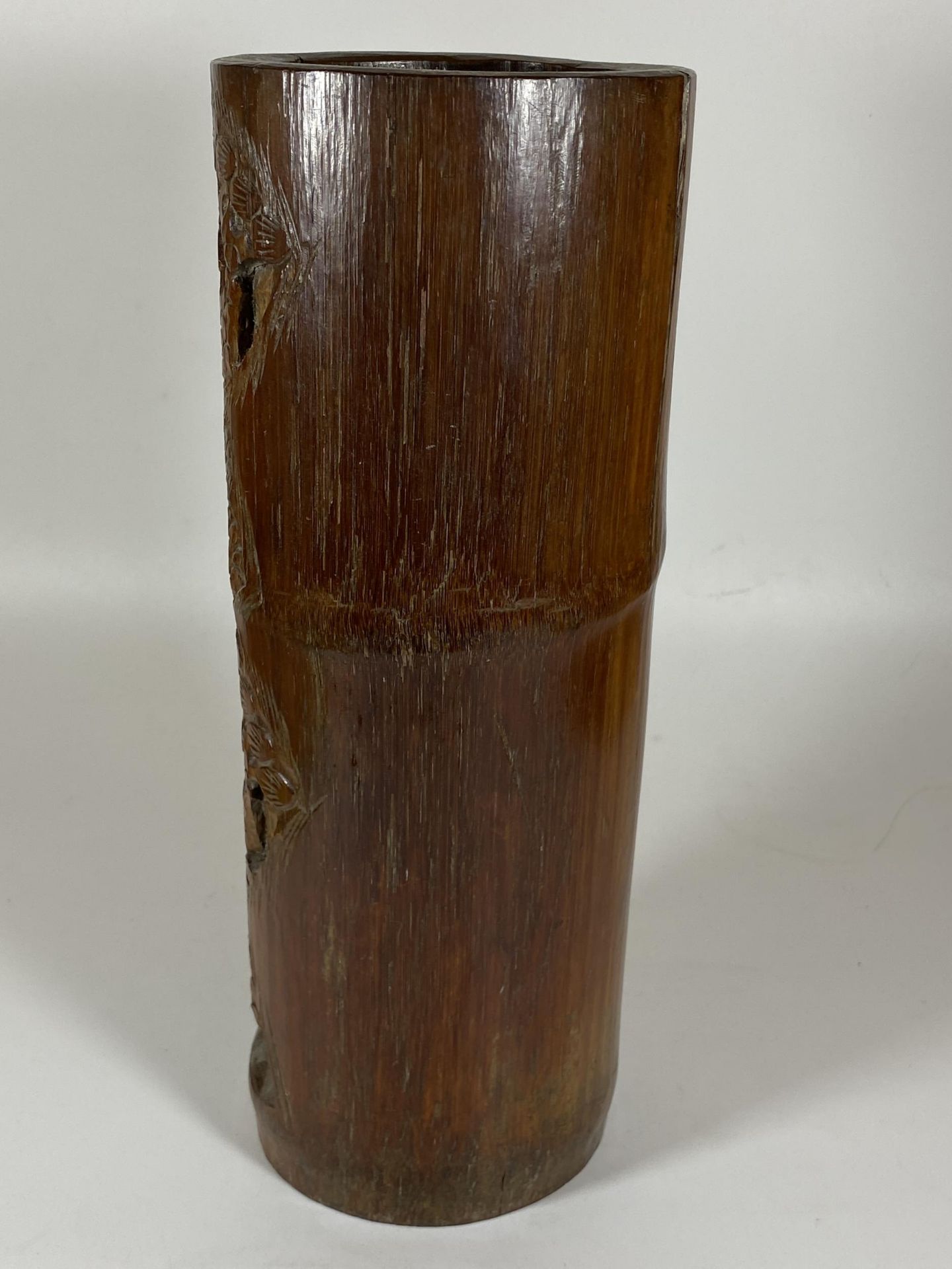 A LATE 19TH / EARLY 20TH CENTURY CHINESE CARVED BAMBOO BRUSH POT / SLEEVE VASE, HEIGHT 31CM - Bild 4 aus 6