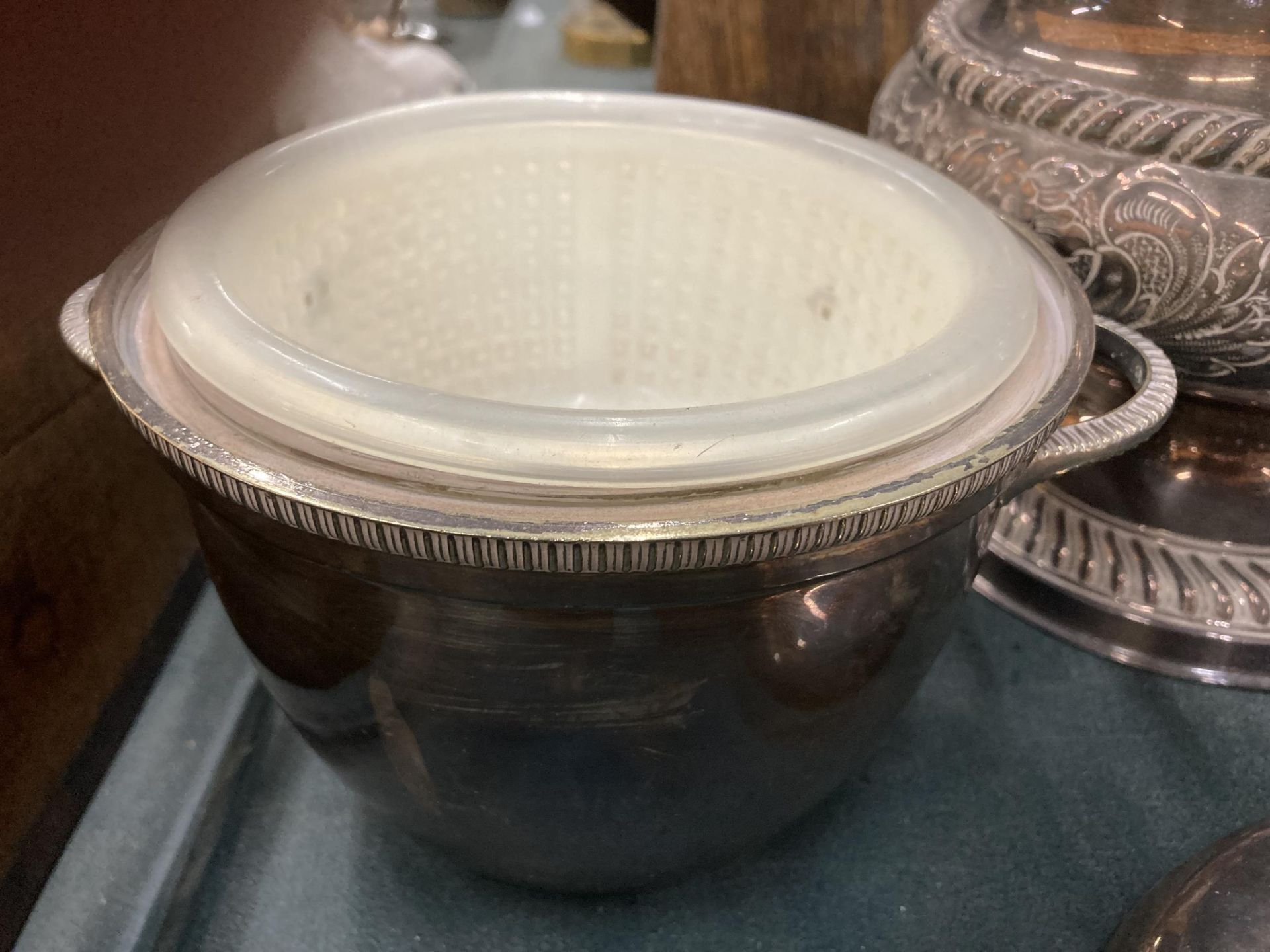 A SILVER PLATED CHAMPAGNE COOLER AND A LIDDED ICE BUCKET - Image 3 of 4