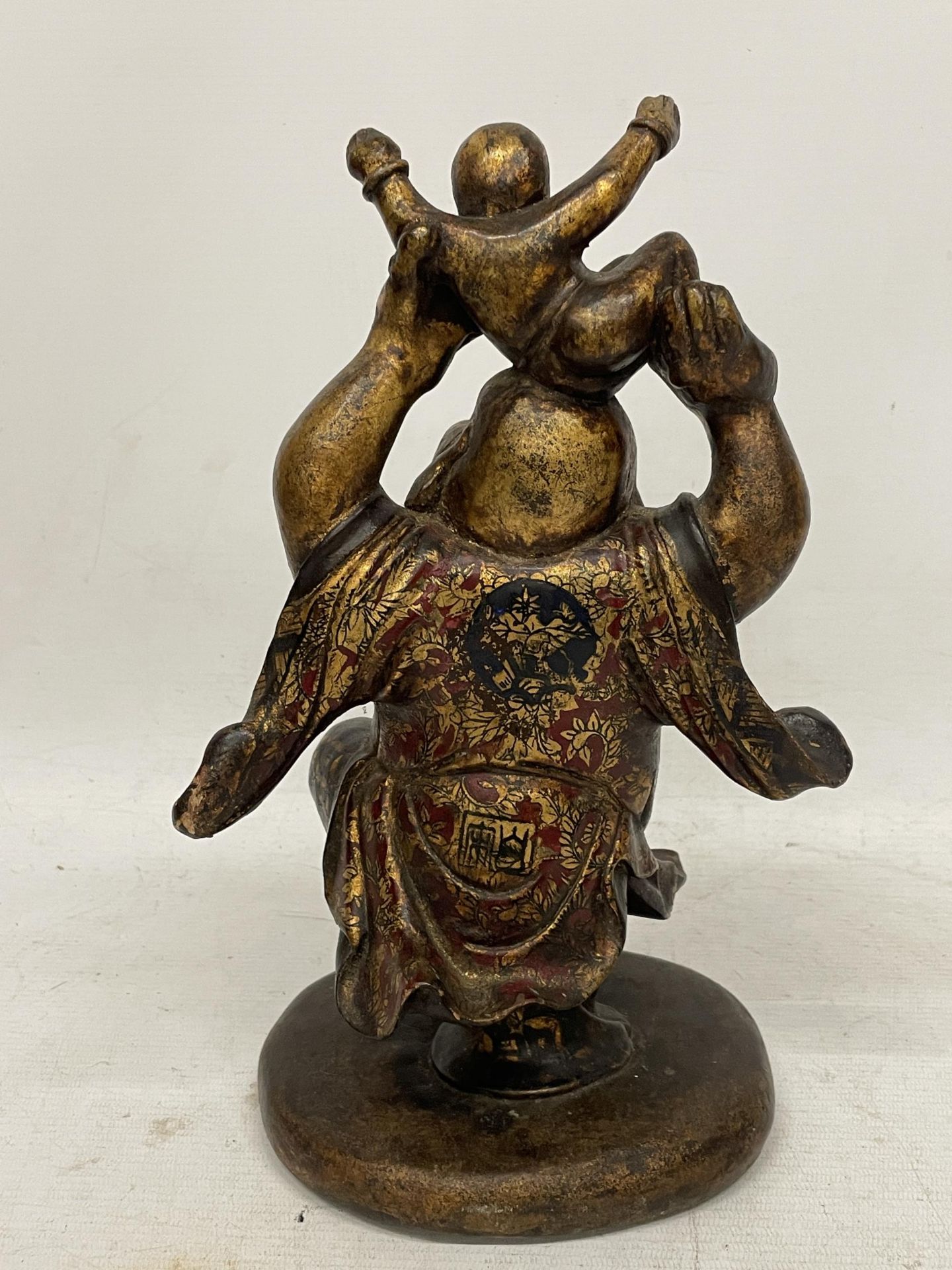 AN ORIENTAL FIGURE OF A BUDDHA HOLDING A BOY - Image 3 of 4