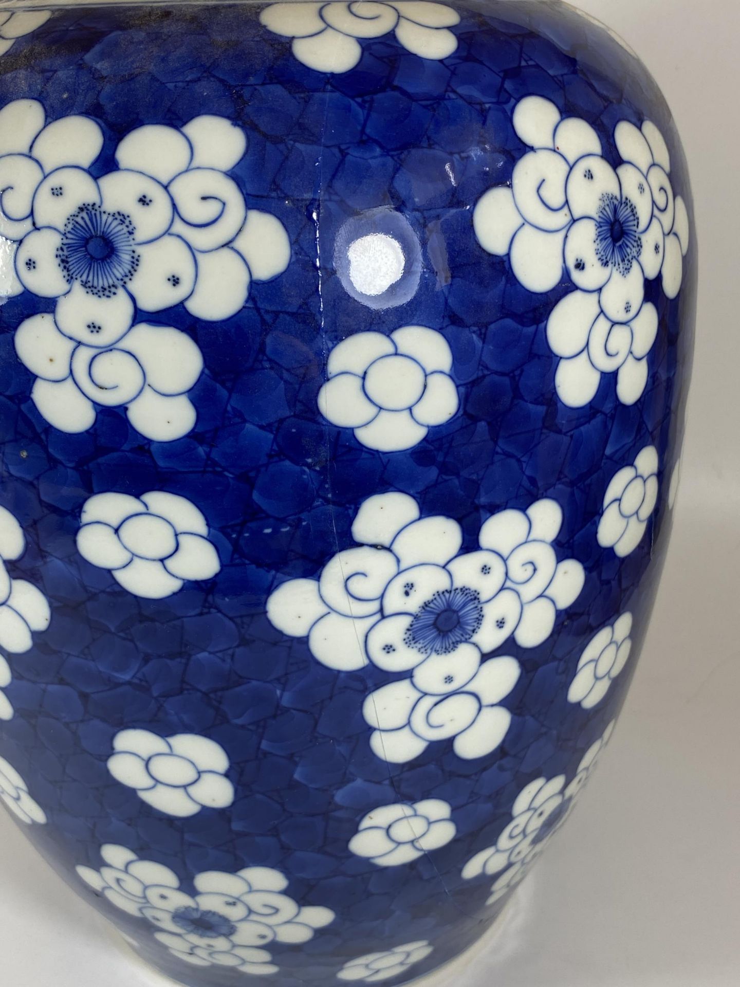 A LARGE 19TH CENTURY CHINESE BLUE AND WHITE PRUNUS BLOSSOM GINGER JAR WITH CARVED WOODEN LID, DOUBLE - Bild 8 aus 19