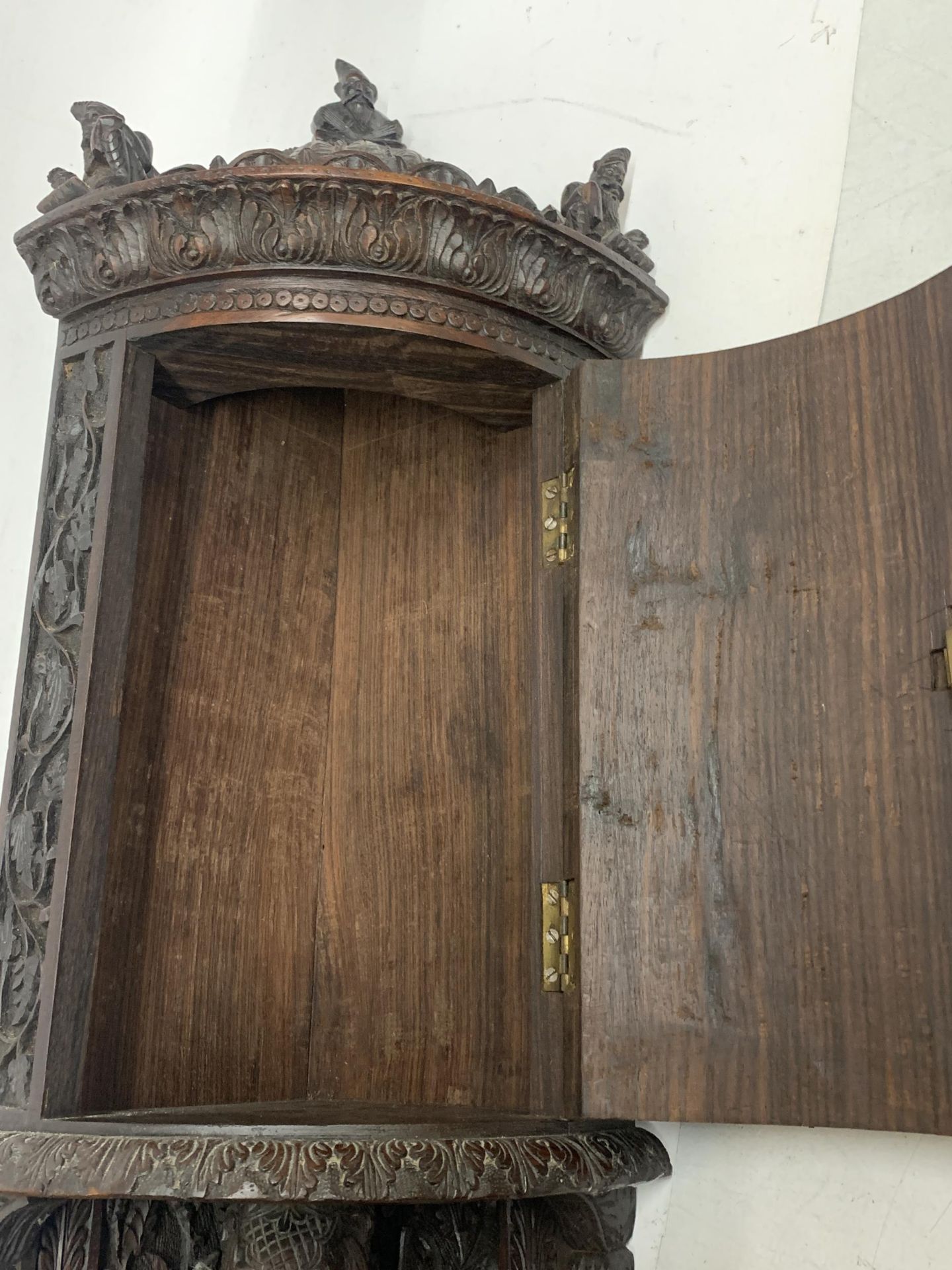 A VINTAGE CARVED WOODEN CORNER CABINET WITH GODESS DESIGN TO THE DOOR AND ELEPHANT TO THE LOWER - Image 4 of 5