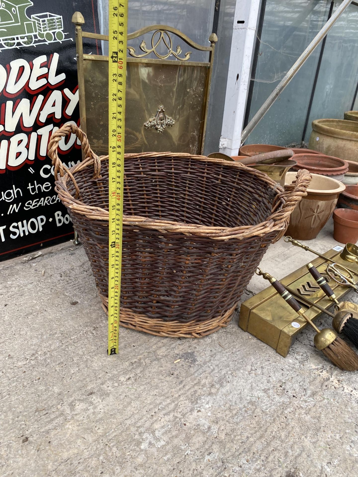 AN ASSORTMENT OF FIRE SIDE ITEMS TO INCLUDE A BRASS FIRE SCREEN, A LARGE WICKER LOG BASKET, BRASS - Bild 4 aus 4