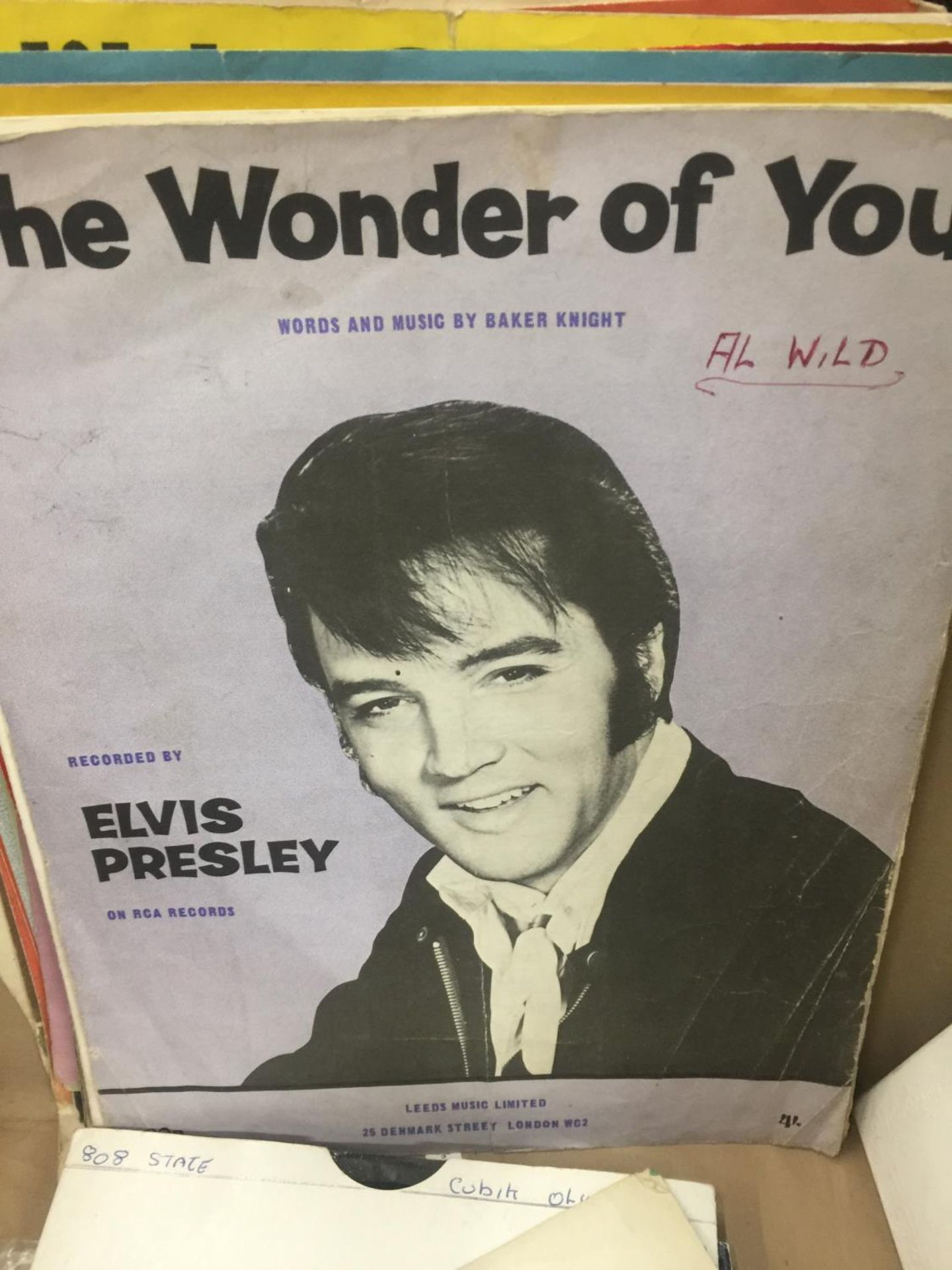 A QUANTITY OF VINTAGE SINGLE VINYL RECORDS TO INCLUDE ELVIS PRESLEY, THE EVERLY BROTHERS, DAVID - Image 4 of 6
