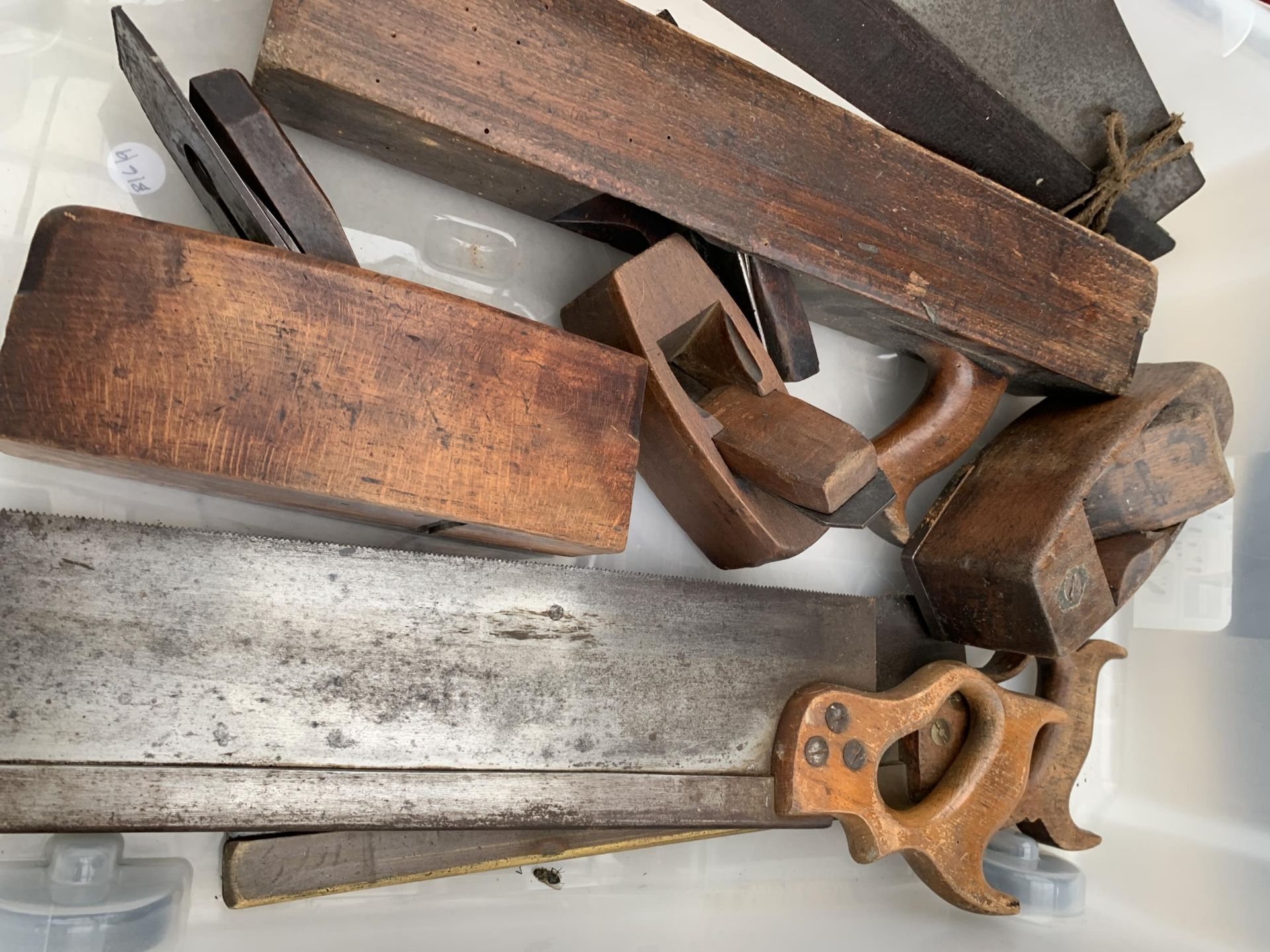 AN ASSORTMENT OF VINTAGE SAWS AND WOOD PLANES - Bild 2 aus 2