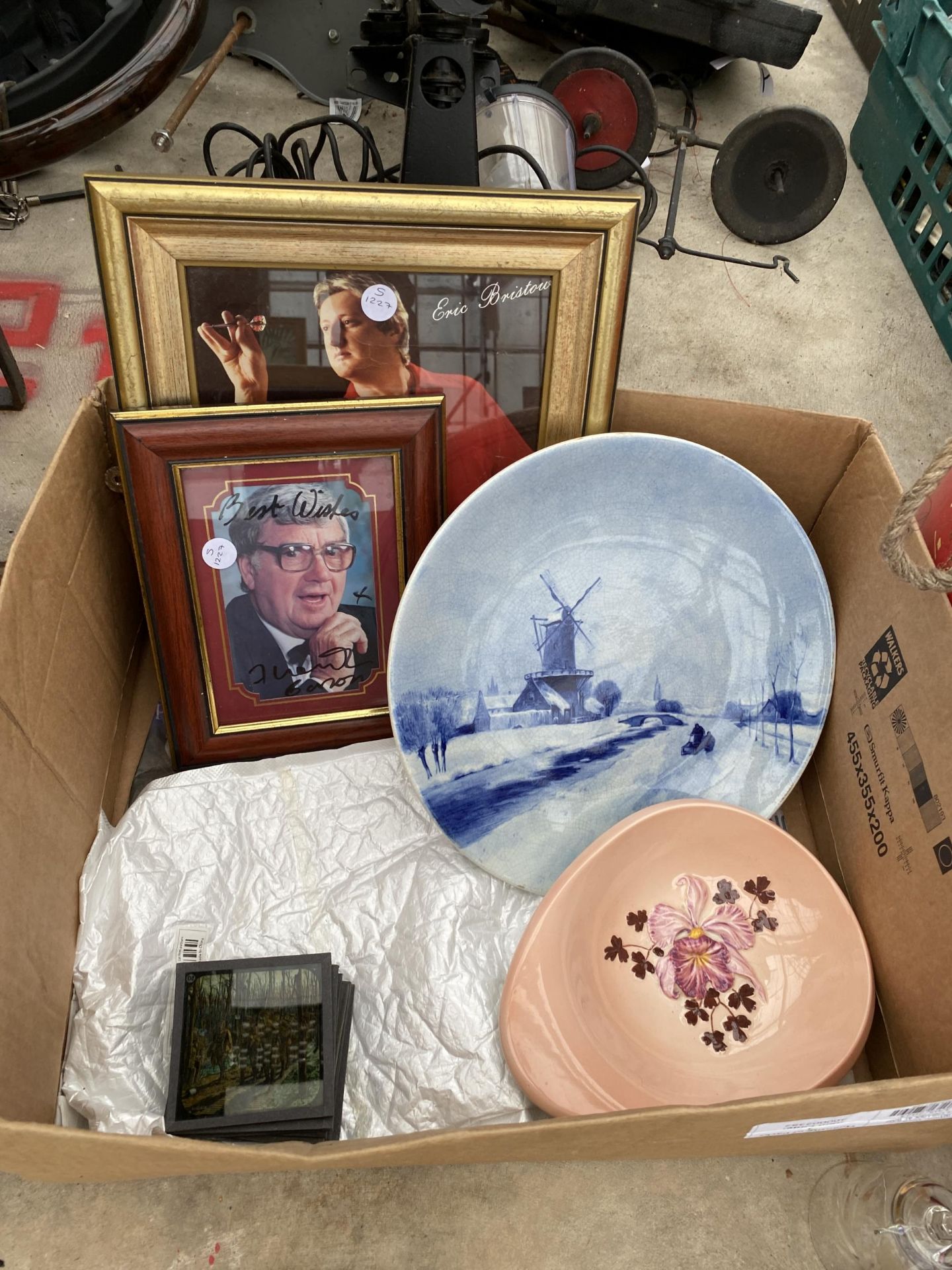AN ASSORTMENT OF ITEMS TO INCLUDE GLASS AND CERAMIC ITEMS, A LAUNDRY BIN AND FRAMED PRINTS ETC - Image 4 of 4