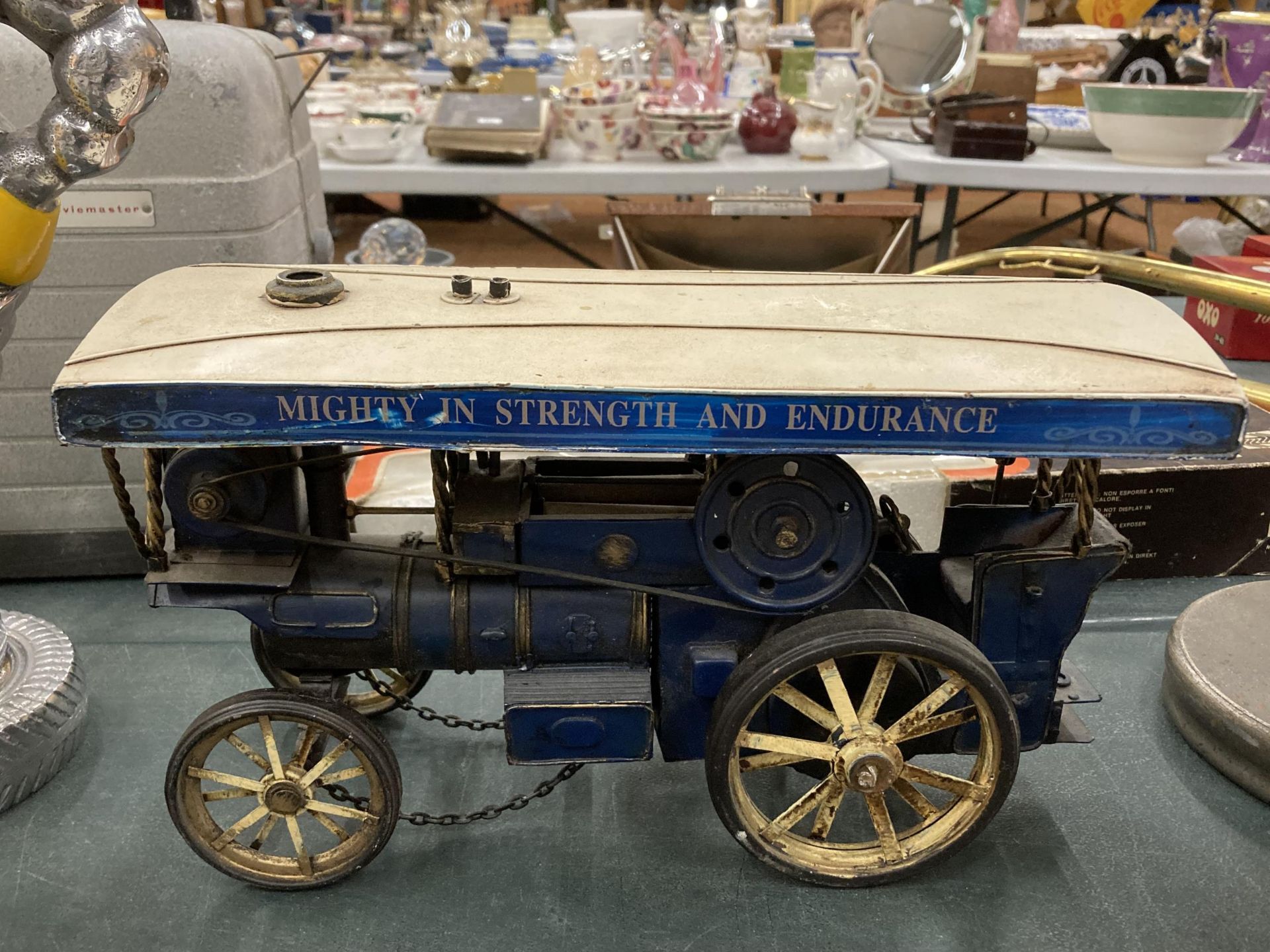 A TIN PLATE 1914 MODEL OF A STEAM TRACTION ENGINE, HEIGHT 17CM, LENGTH 31CM