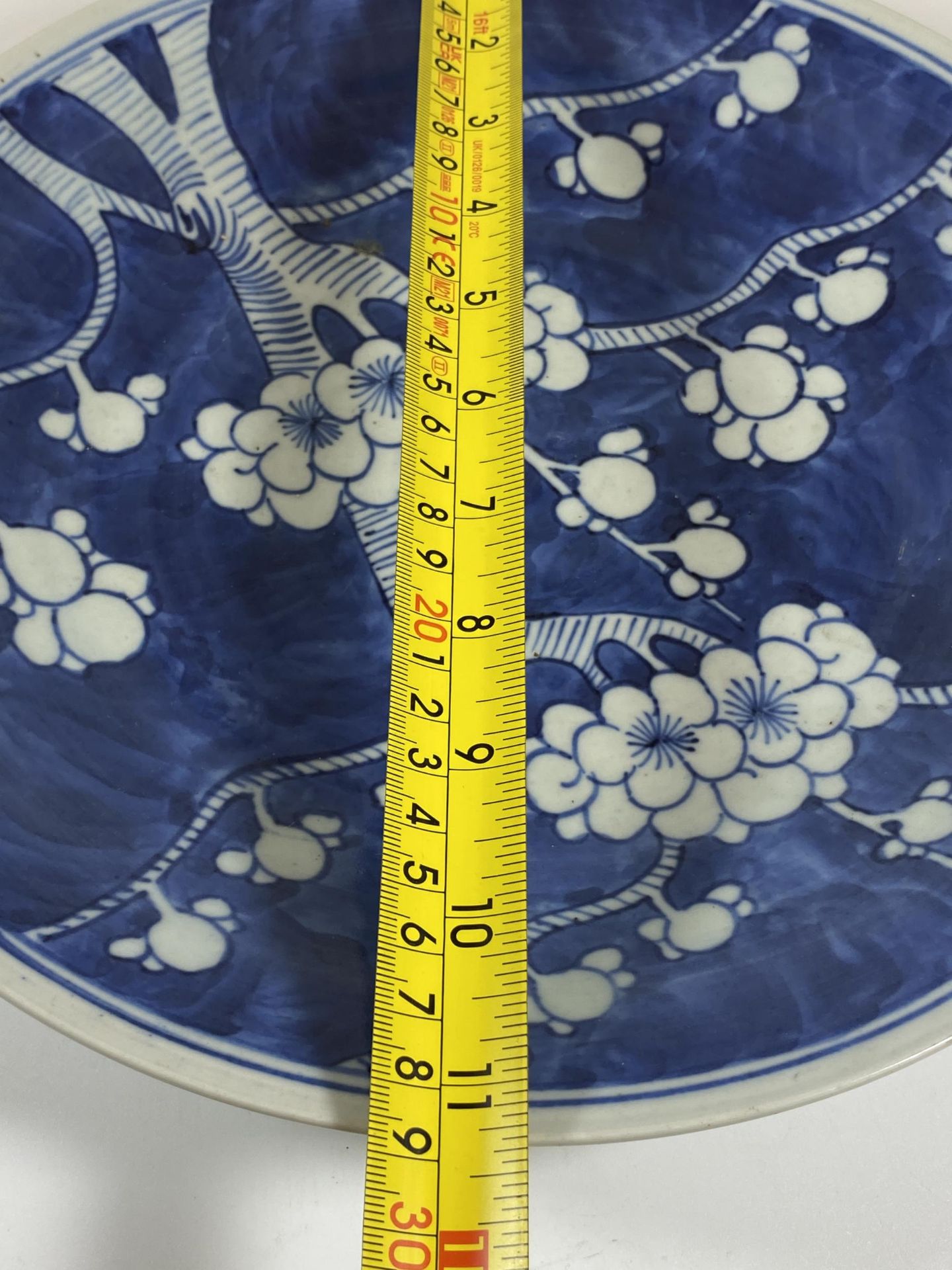 A CHINESE PORCELAIN PRUNUS BLOSSOM PATTERN CHARGER PLATE, FOUR CHARACTER MARK TO BASE, DIAMETER 29CM - Image 6 of 6