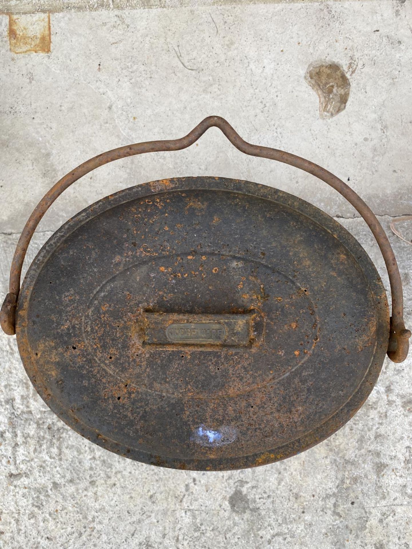A VINTAGE CAST IRON ROMANY POT BELLY COOKING POT COMPLETE WITH LID - Image 3 of 4