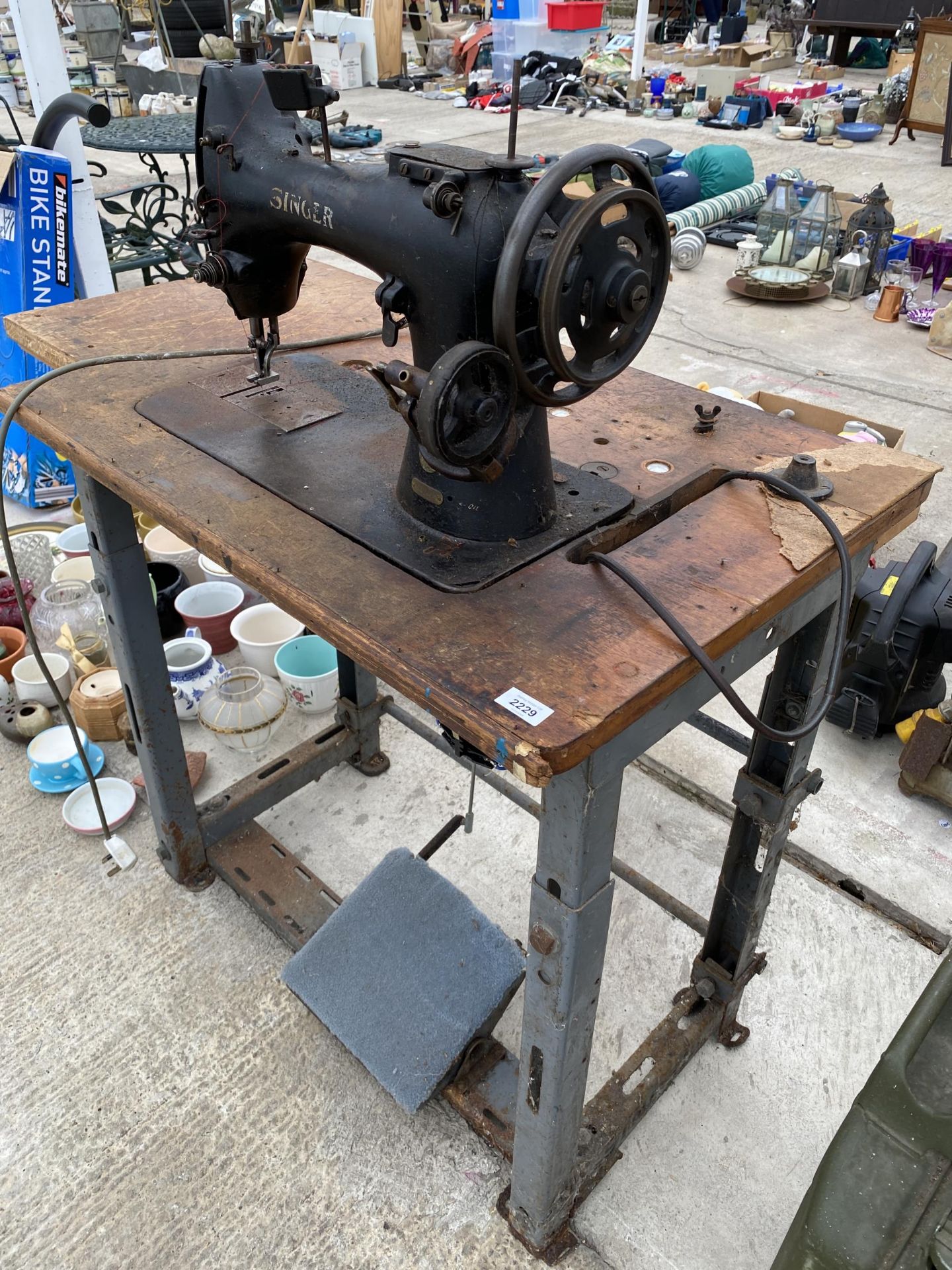 AN INDUSTRIAL SINGER SEWING MACHINE WITH TREADLE BASE - Bild 2 aus 4