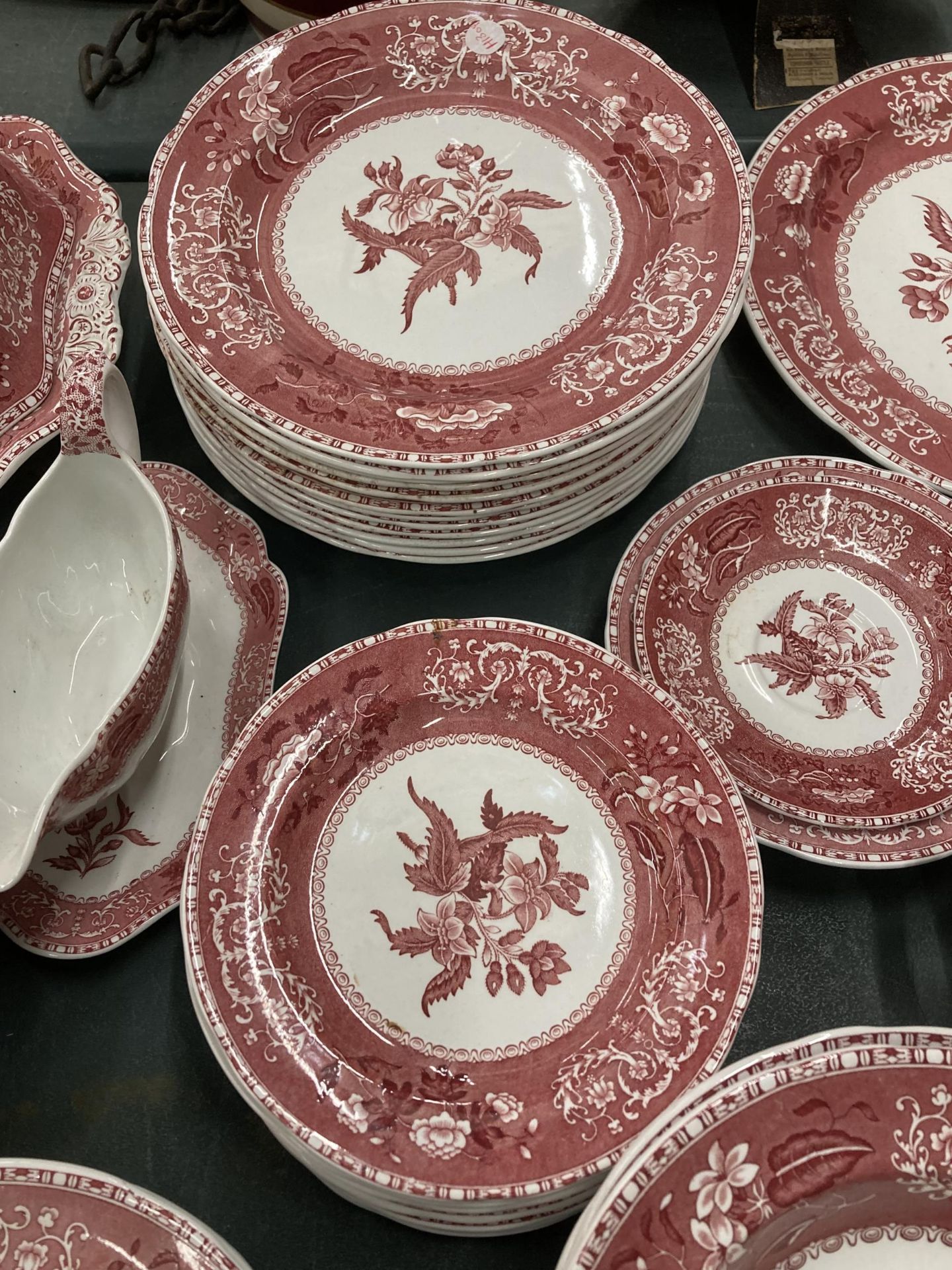 A LARGE QUANTITY OF VINTAGE SPODE 'PINK CAMILLA' DINNERWARE TO INCLUDE VARIOUS SIZES OF PLATES, - Bild 4 aus 5