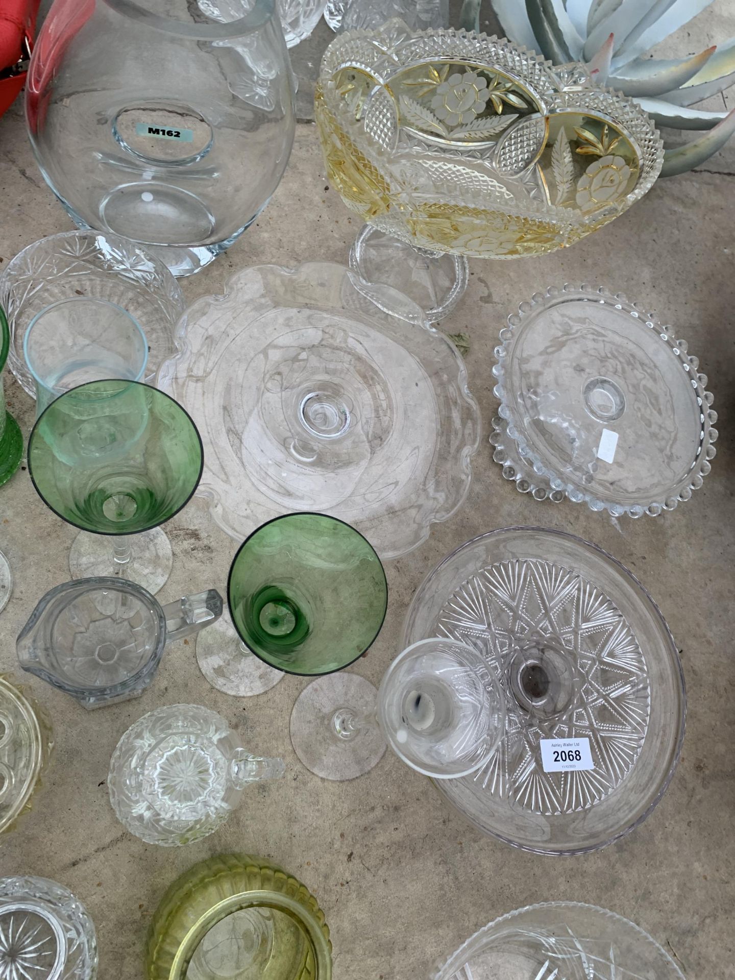 AN ASSORTMENT OF GLASS WARE TO INCLUDE VASES AND CAKE STANDS ETC - Image 3 of 4