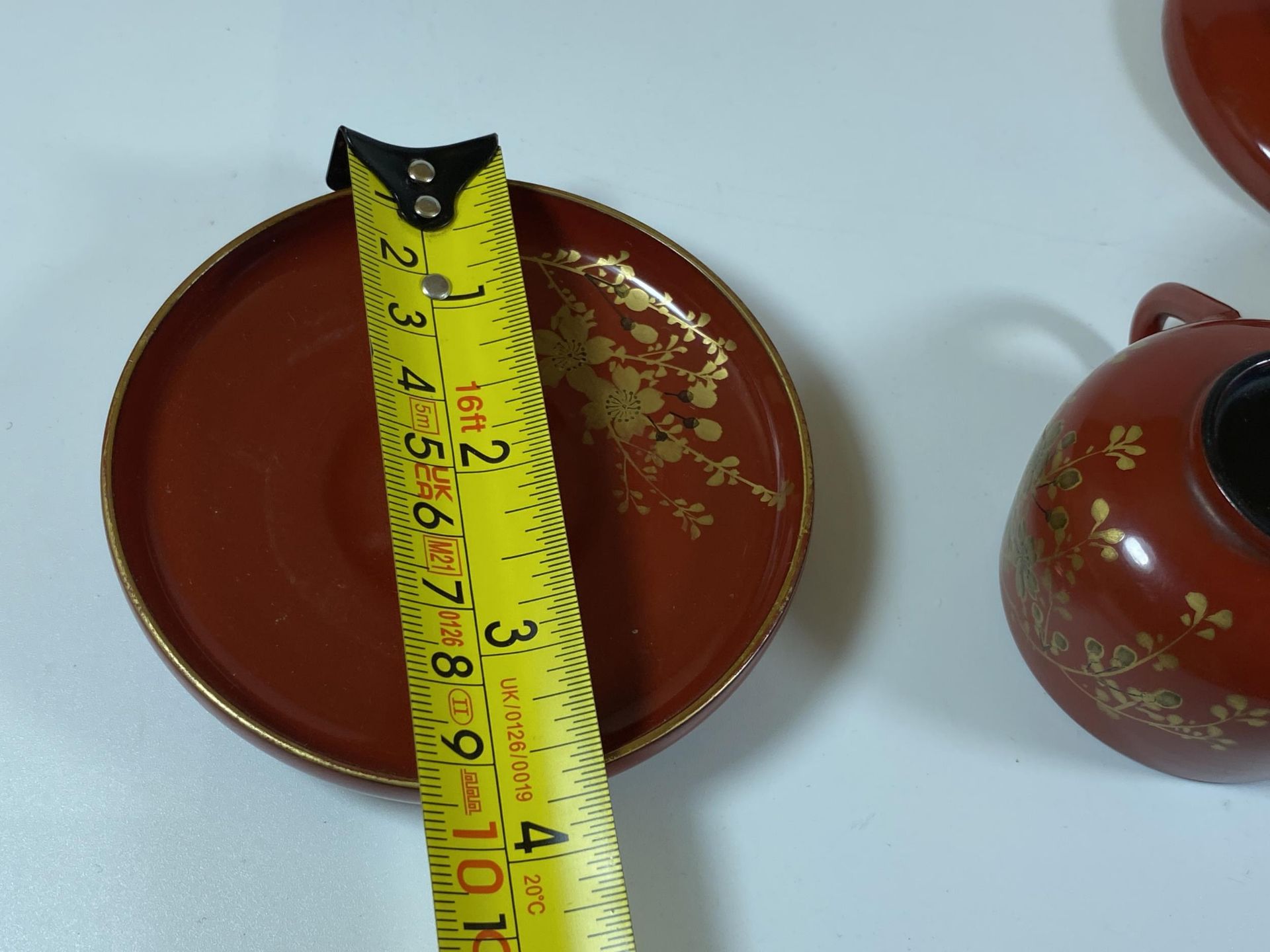 A SET OF FOUR ORIENTAL RED AND GILT LACQUERED CUPS AND SAUCERS, SAUCER DIAMETER 9.5CM - Image 6 of 6