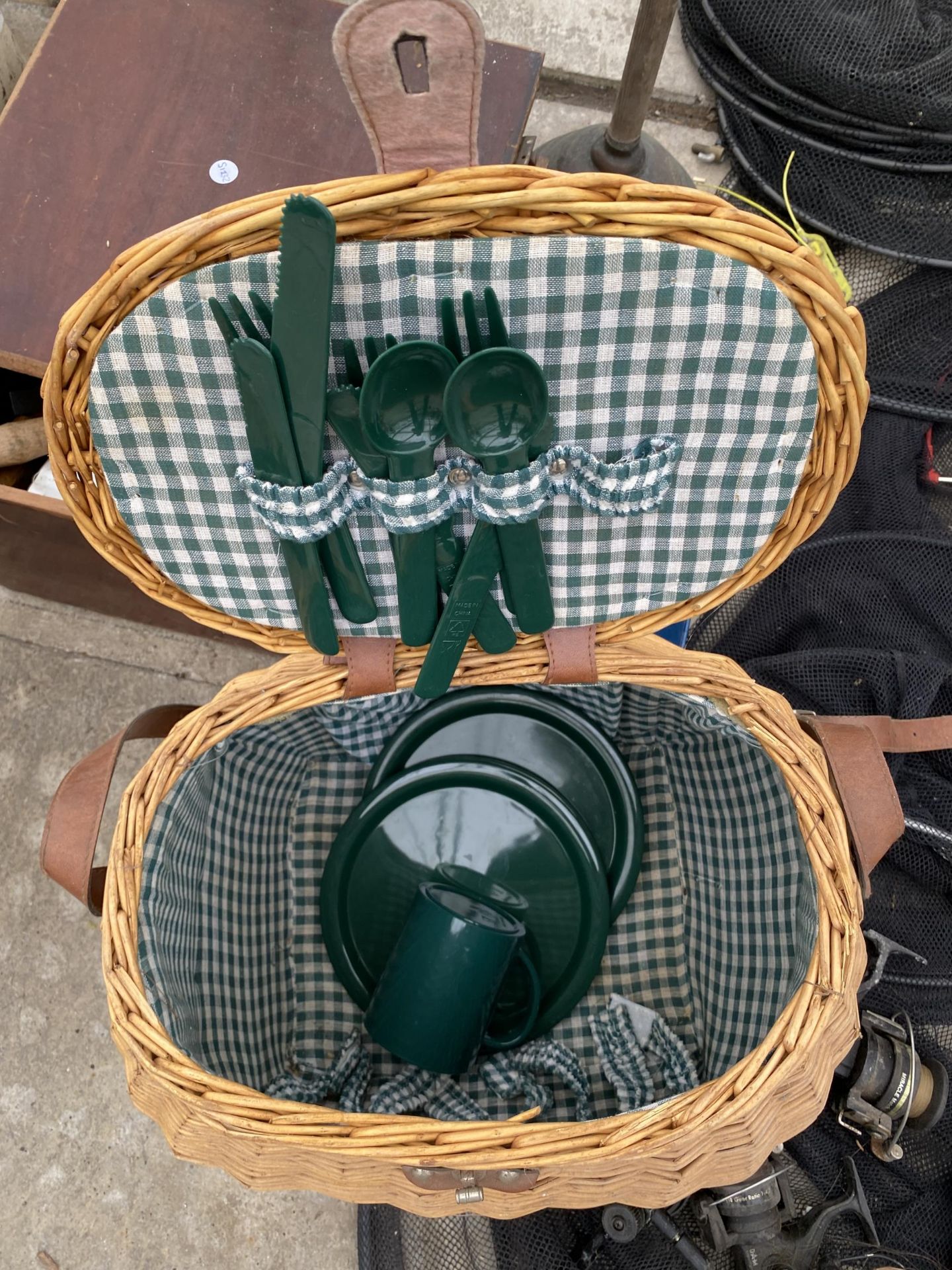 AN ASSORTMENT OF ITEMS TO INCLUDE A WICKER PICNIC BASKET, A KEEP NET AND FISHING REELS ETC - Image 2 of 5