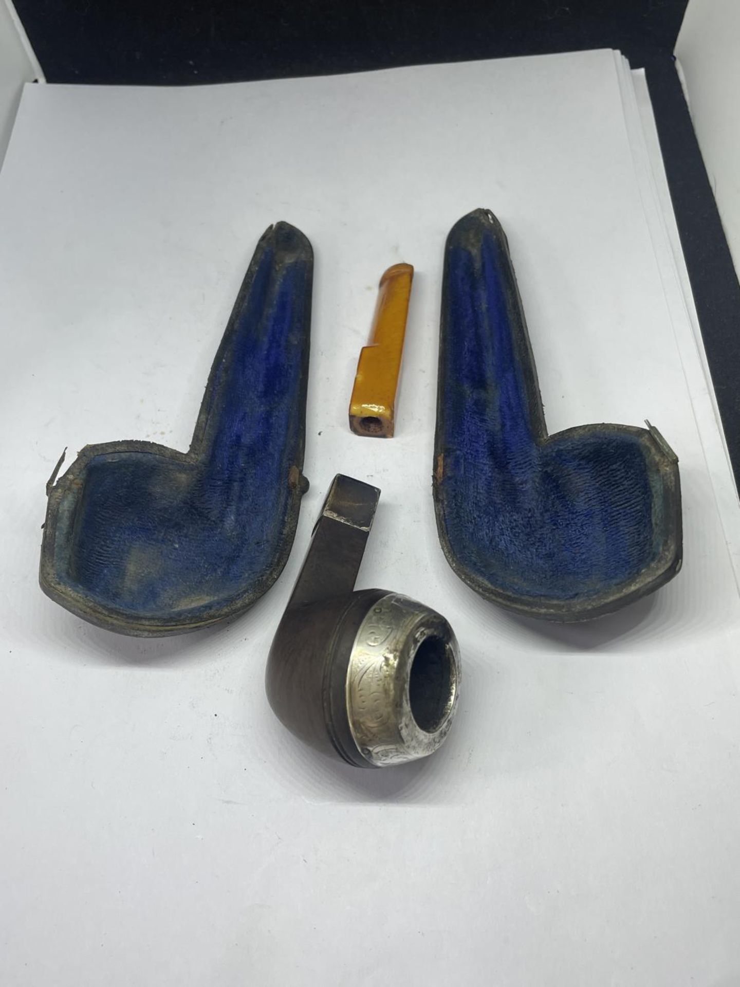 A VINTAGE KEYSTONE PIPE WITH HALLMARKED BIRMINGHAM SILVER FINIALS, AMBER TOP IN ORIGINAL CASE (