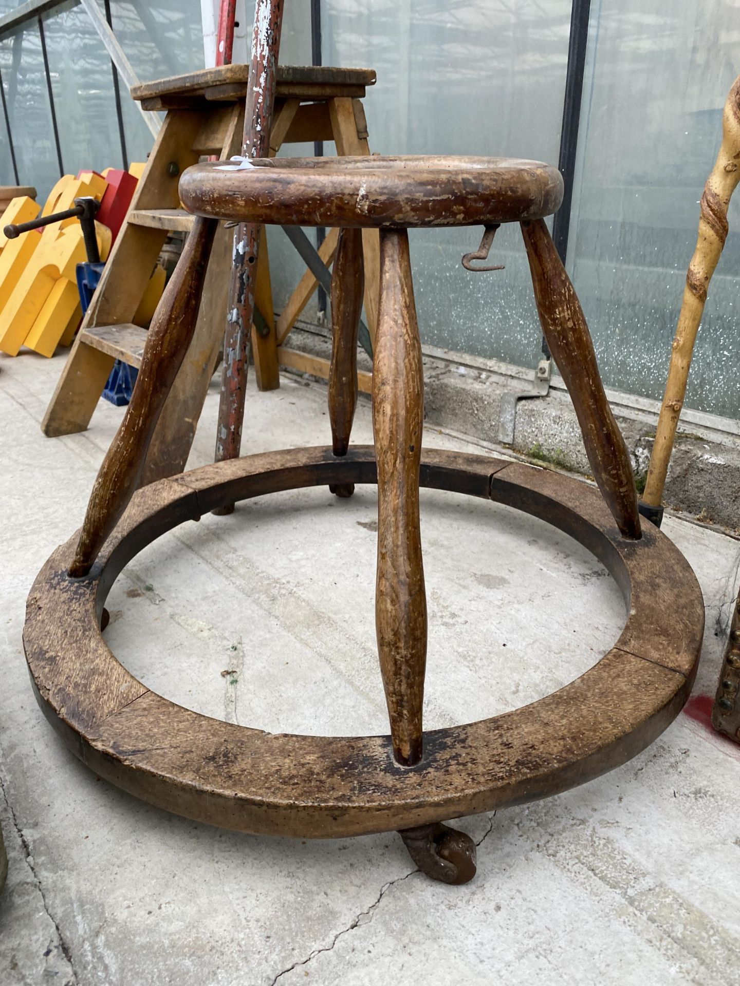 A VICTORIAN OAK BABY WALKER - Bild 2 aus 3