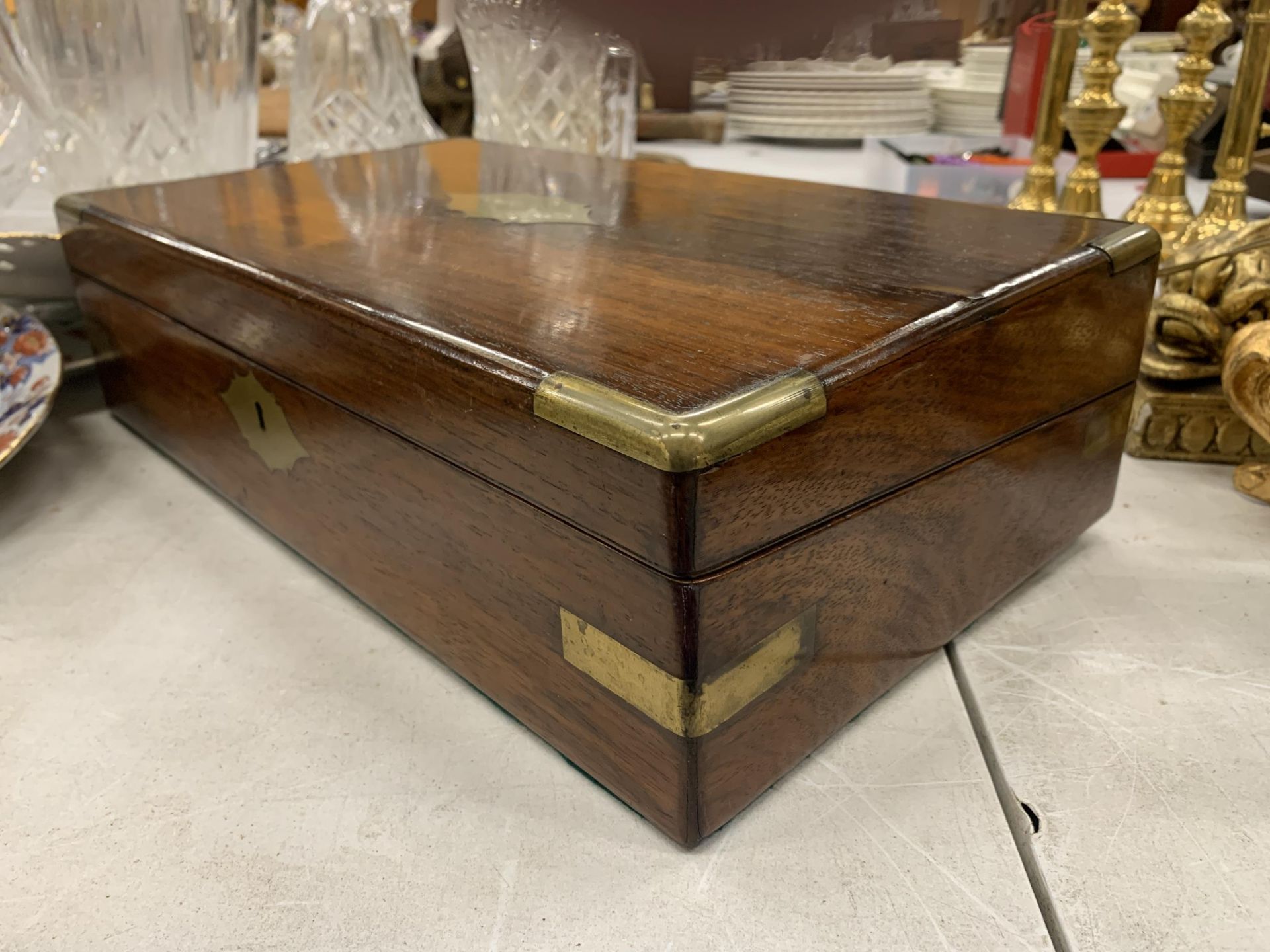 A VINTAGE MAHOGANY WRITING SLOPE WITH ONE INKWELL AND KEY - Image 4 of 4