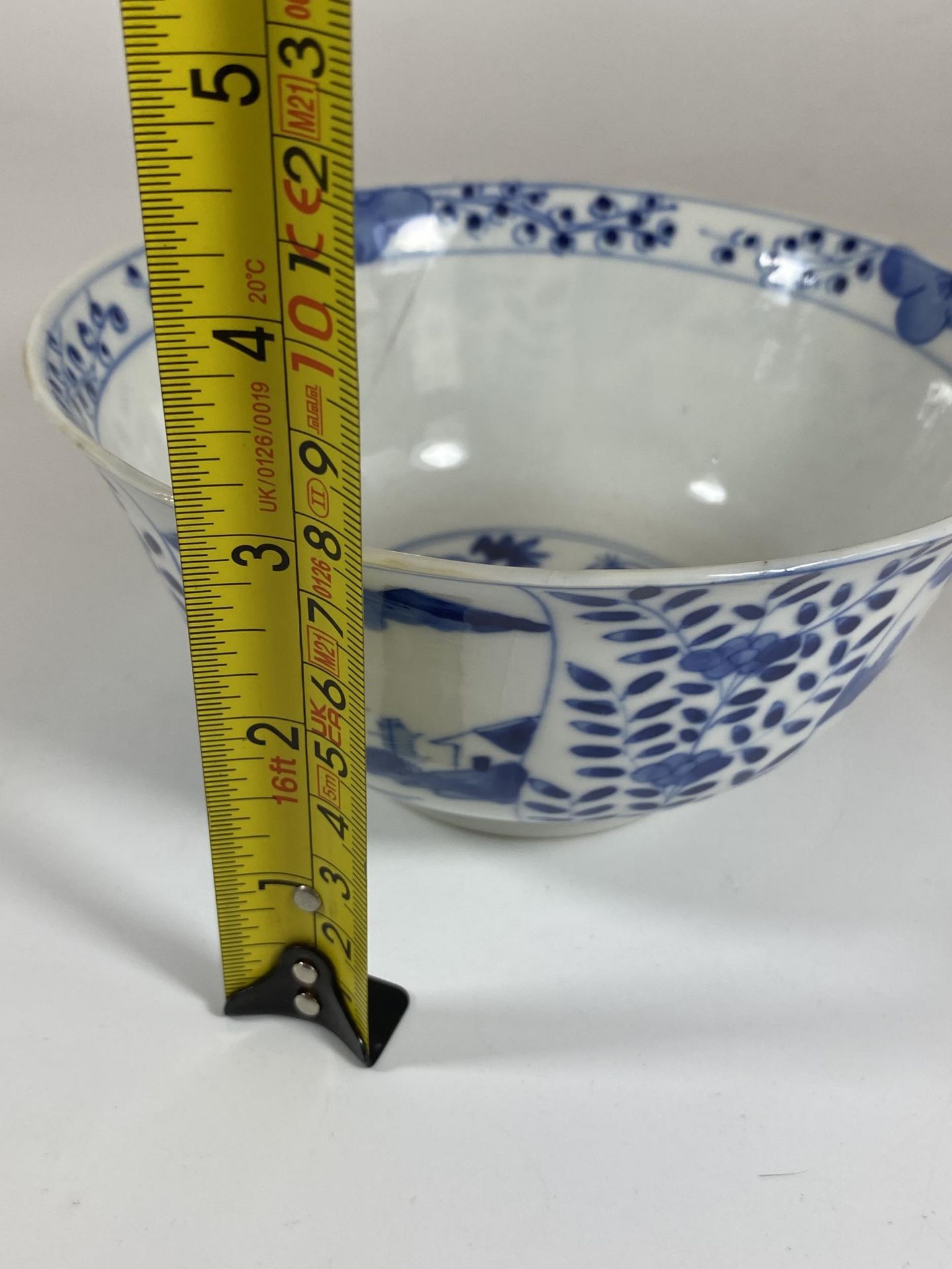 A 19TH CENTURY CHINESE KANGXI REVIVAL BLUE AND WHITE PORCELAIN BOWL, FOUR CHARACTER, DOUBLE RING - Bild 8 aus 8