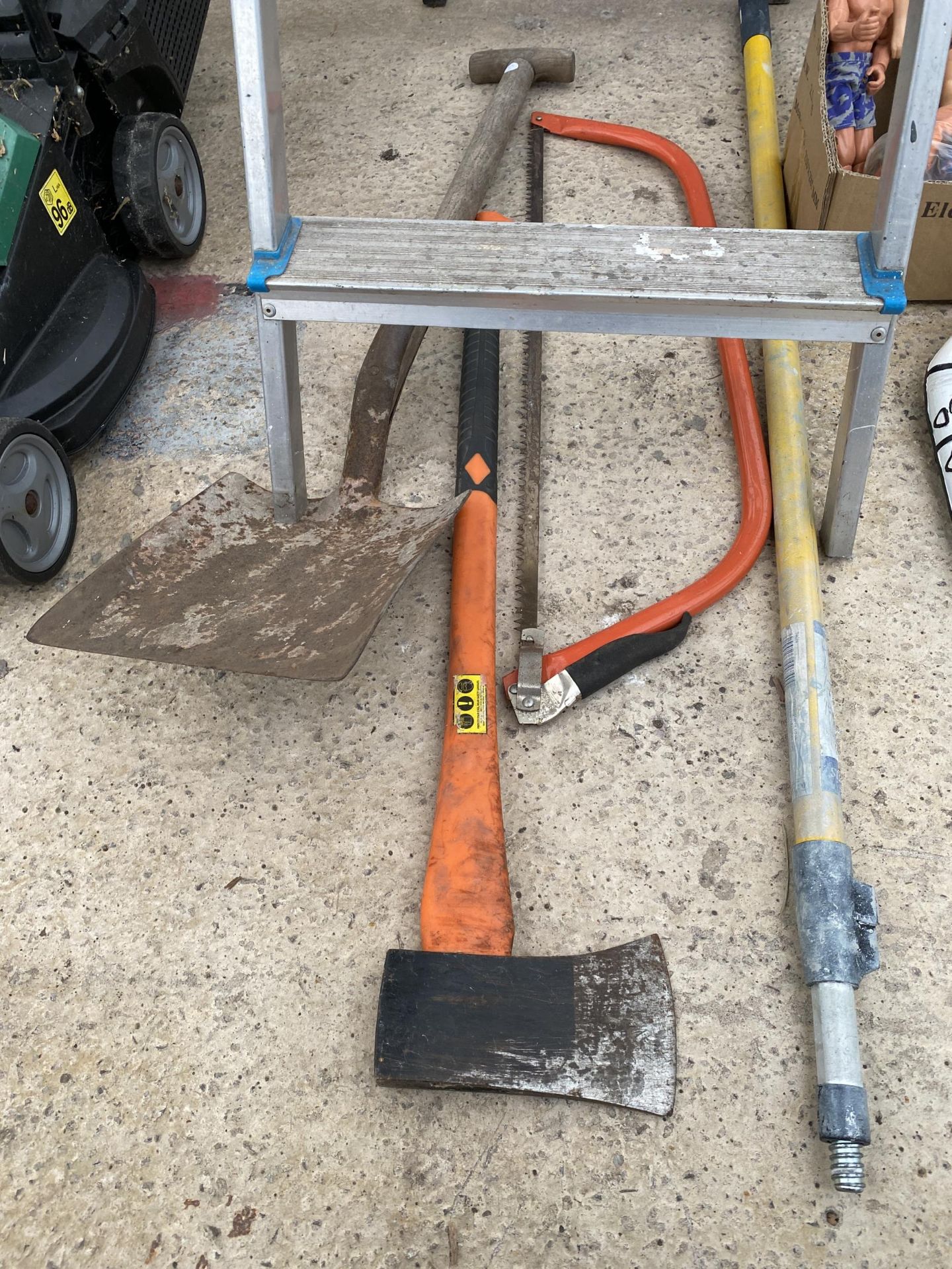 AN ASSORTMENT OF TOOLS TO INCLUDE A FOUR RUNG ALLUMINIUM STEP LADDER,AN AXE AND A SHOVEL ETC - Image 2 of 2