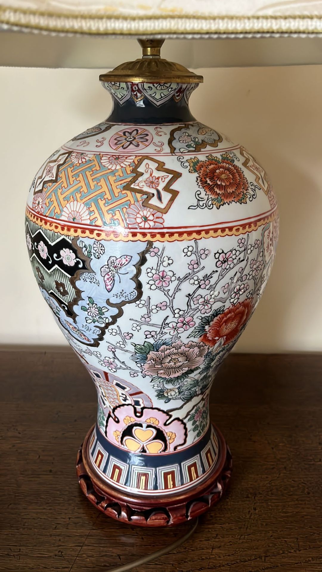 A CHINESE ENAMEL DESIGN TABLE LAMP WITH GEOMETRIC AND FLORAL DESIGNS, ON CARVED WOODEN BASE AND - Image 2 of 5