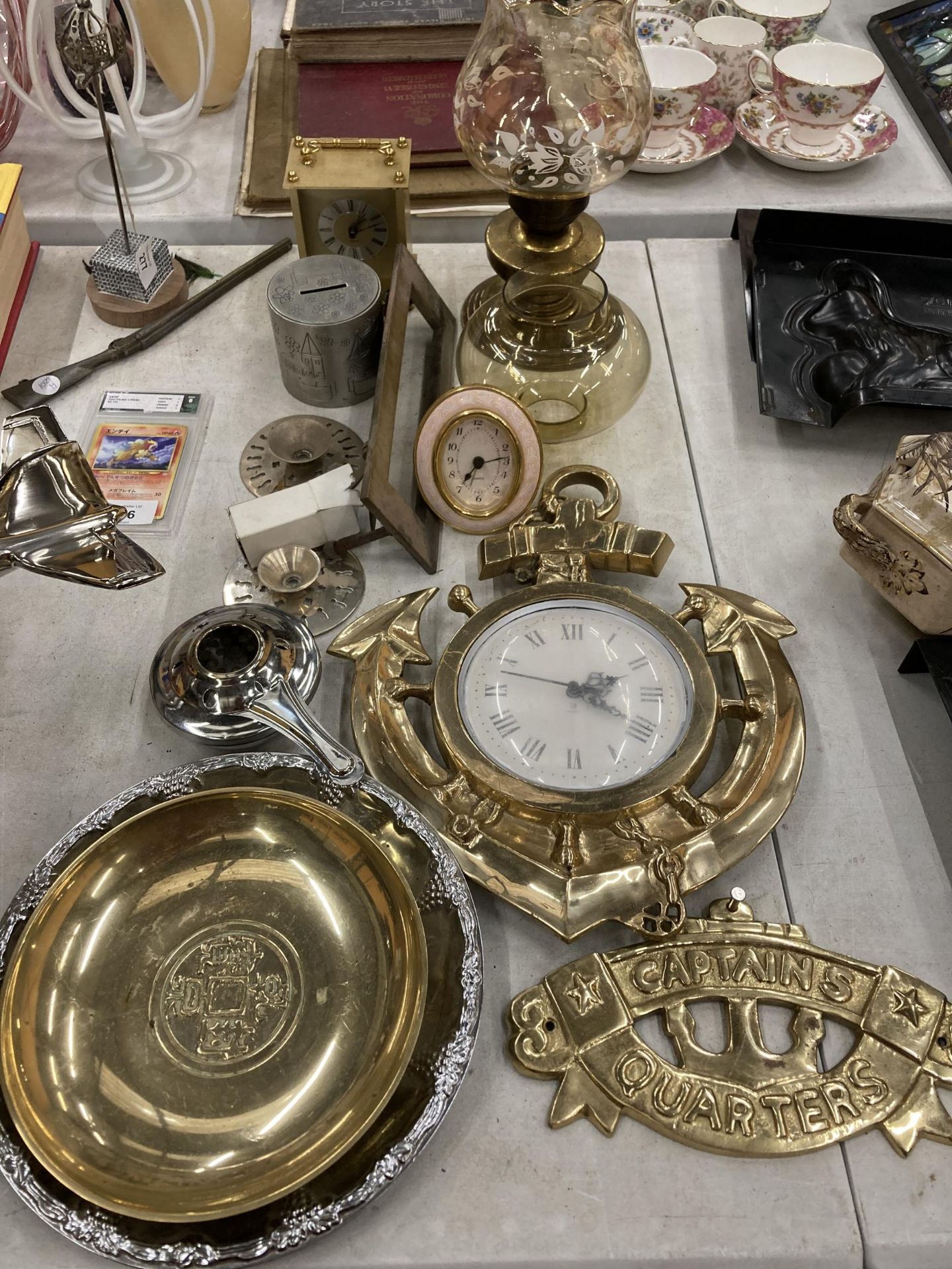 A MIXED LOT TO INCLUDE CLOCKS, AN OIL LAMP, BOWLS, ETC