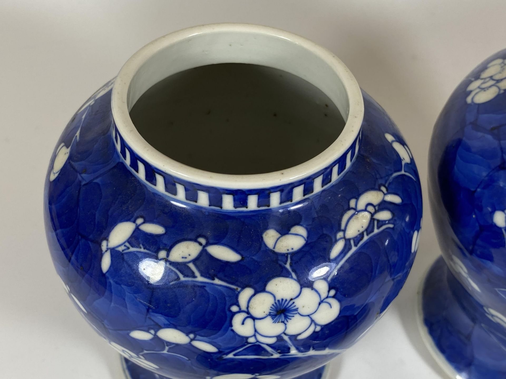 A PAIR OF 19TH/20TH CENTURY CHINESE BLUE AND WHITE PRUNUS BLOSSOM PATTERN PORCELAIN LIDDED TEMPLE - Image 5 of 11